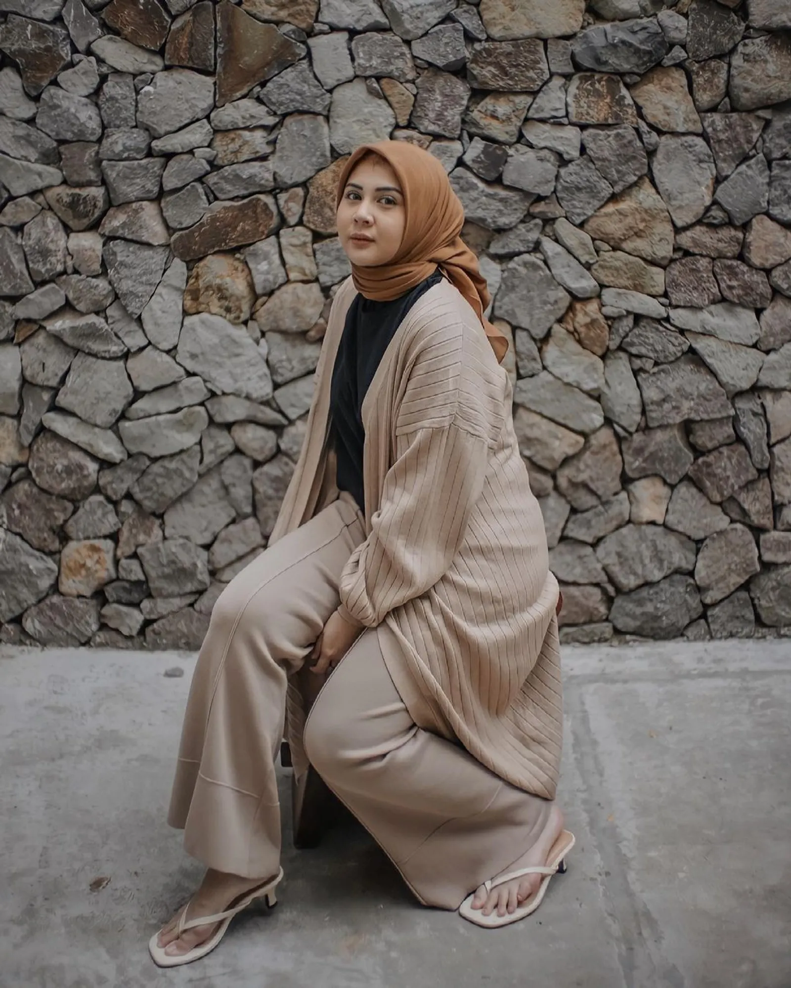 Ide Outfit Hijab Pakai Outer a La Kesha Ratuliu