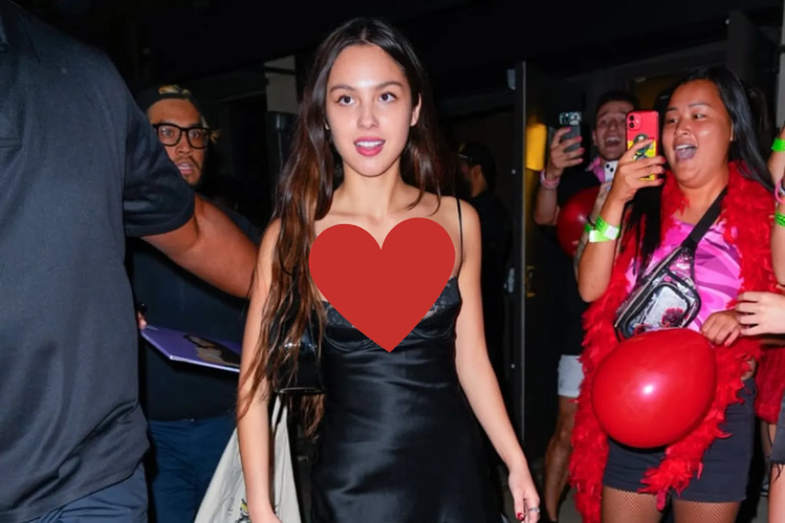 Aksi Seksi Olivia Rodrigo Pakai Lingerie Mini Dress di Jalanan