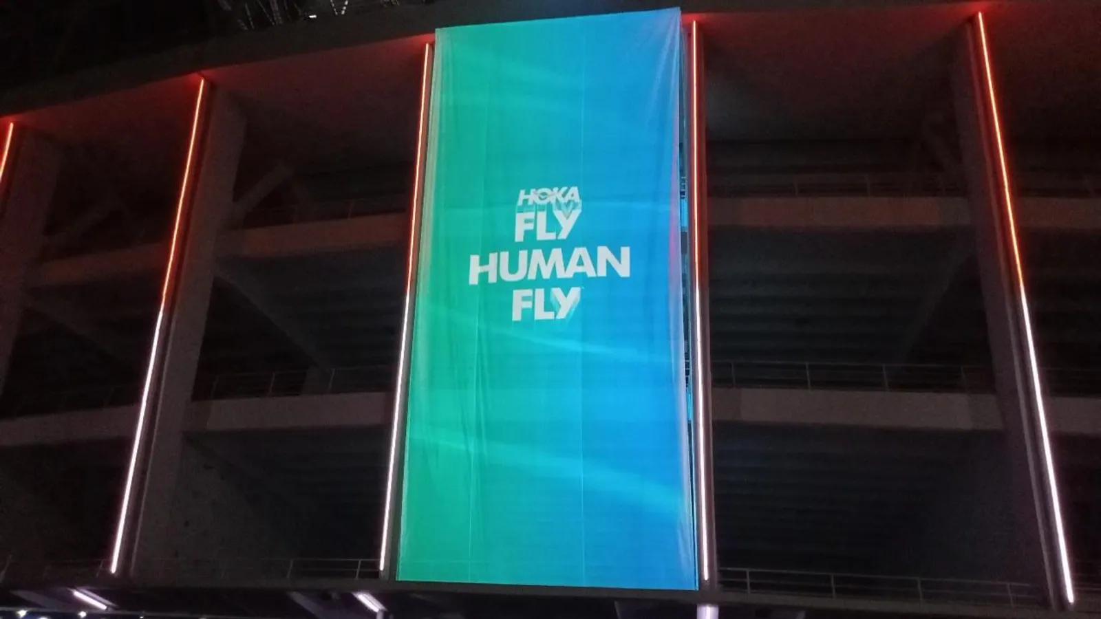 HOKA Rayakan Kampanye "Fly Human Fly" – Suguhkan Layar Raksasa di GBK 