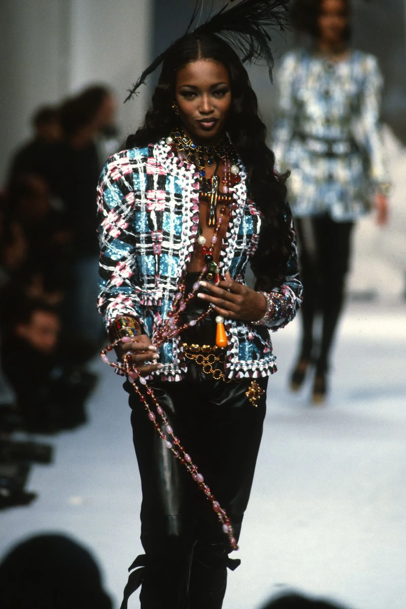 Momen Catwalk Terbaik Naomi Campbell di Fashion Show Chanel era 90-an 