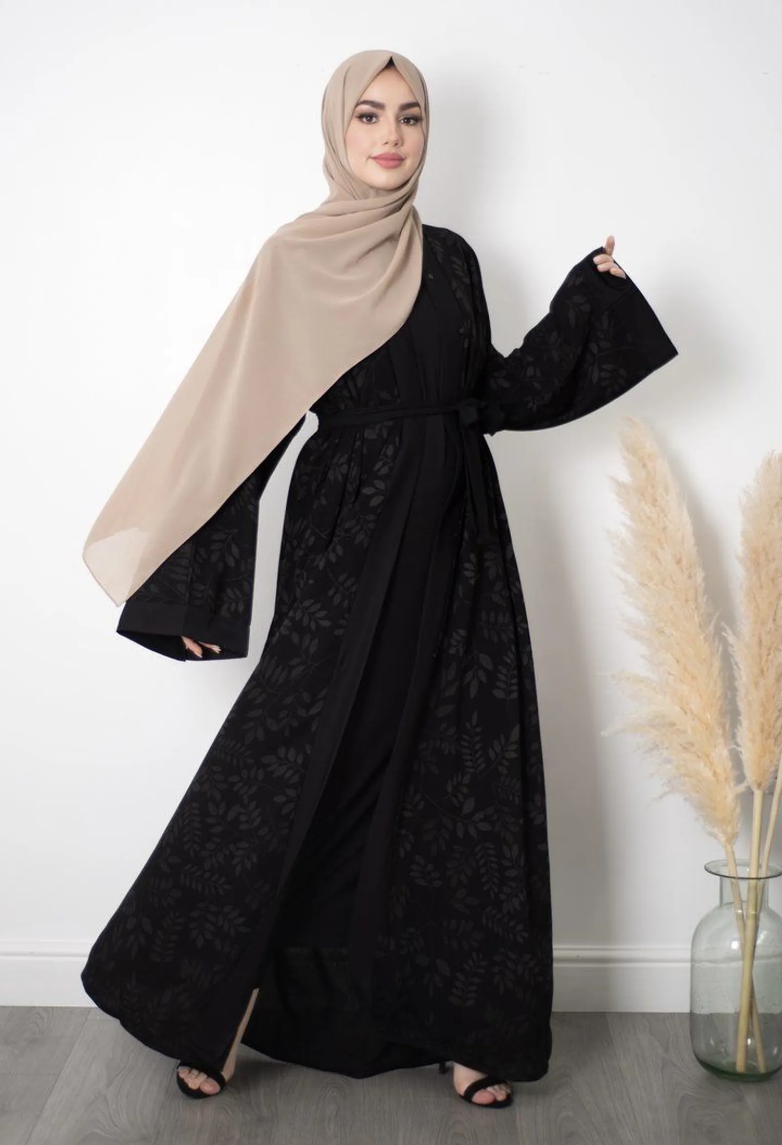 16 Warna Jilbab yang Cocok dengan Gamis Hitam, Tampil Lebih Anggun!