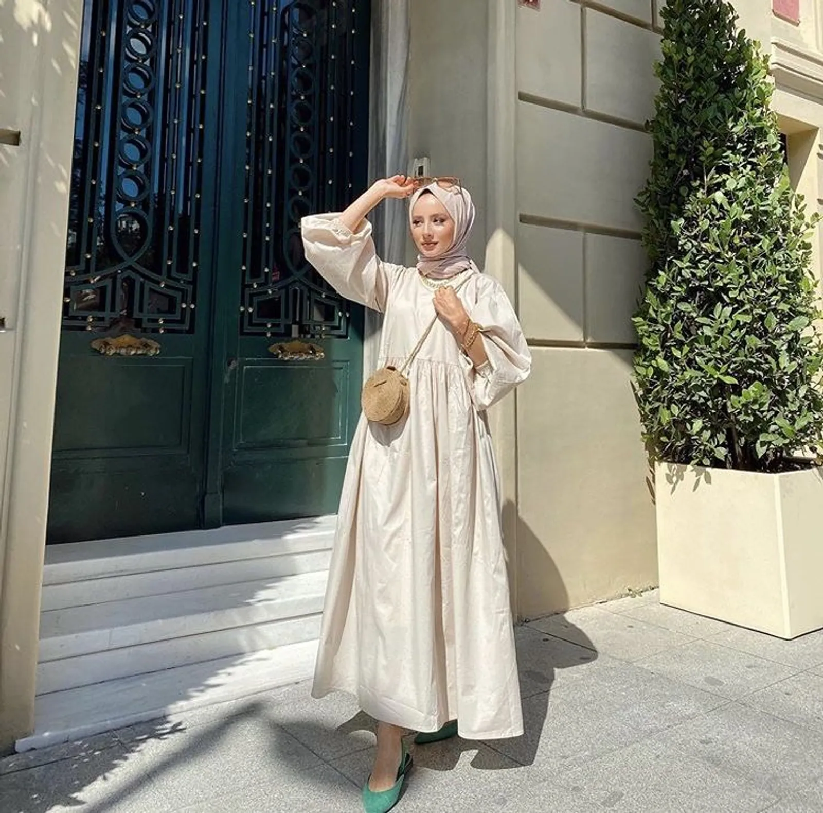12 Warna Jilbab yang Cocok dengan Baju Cream Biar Nggak Pucat