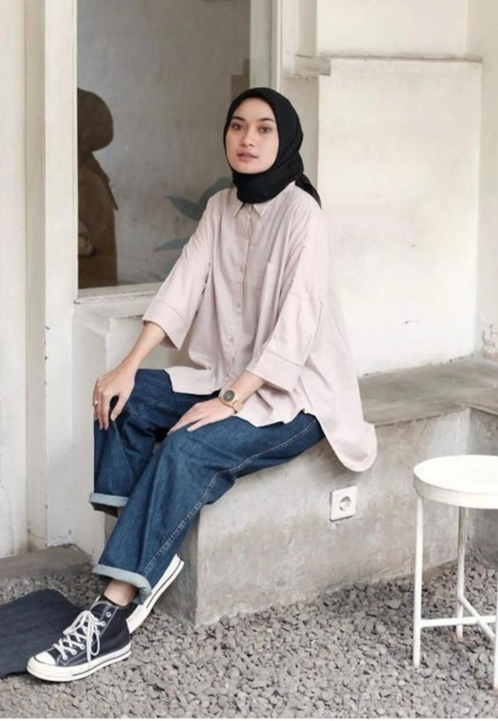 12 Warna Jilbab yang Cocok dengan Baju Cream Biar Nggak Pucat
