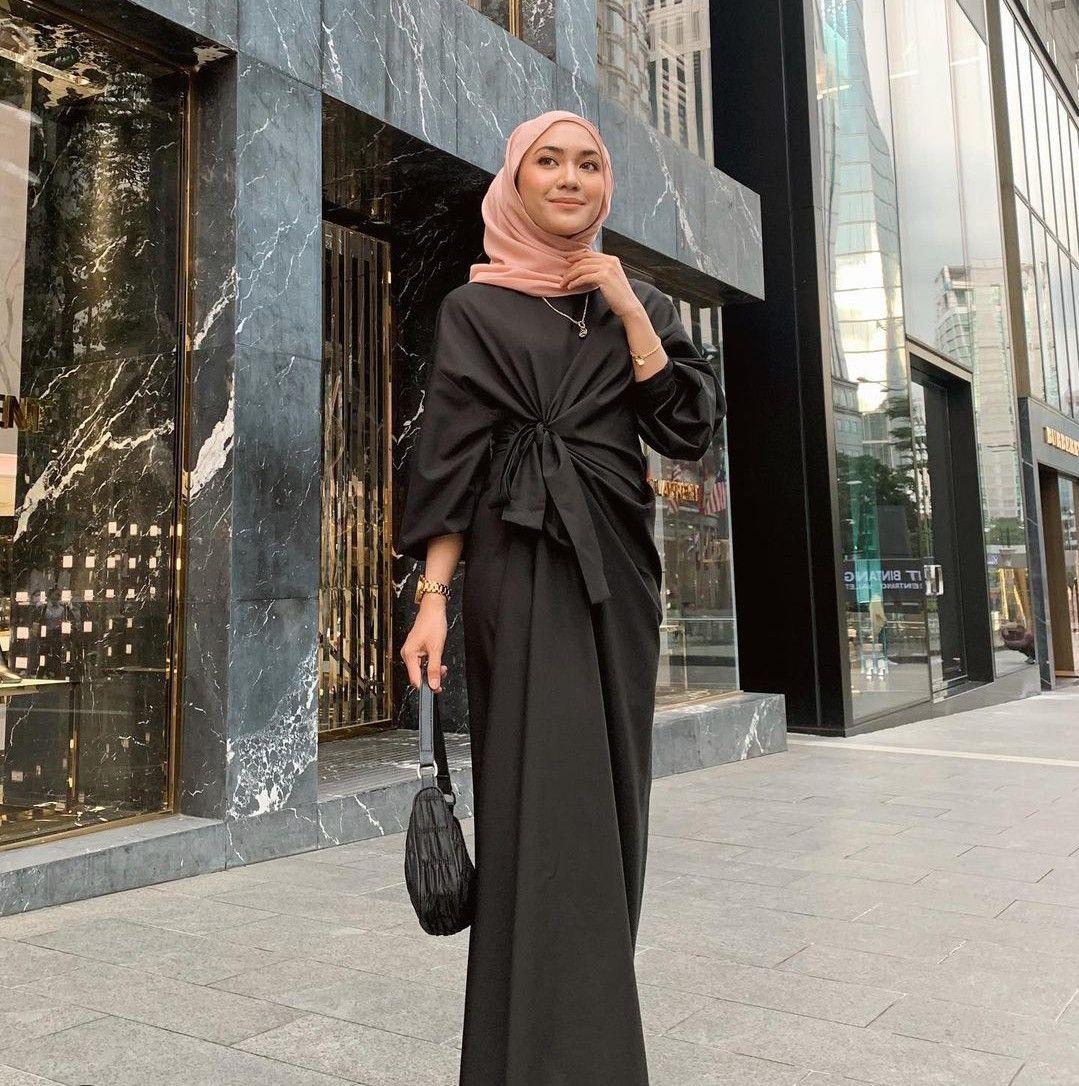 Gamis Hitam Cocok dengan Jilbab Warna Apa? Ini 18 Pilihannya