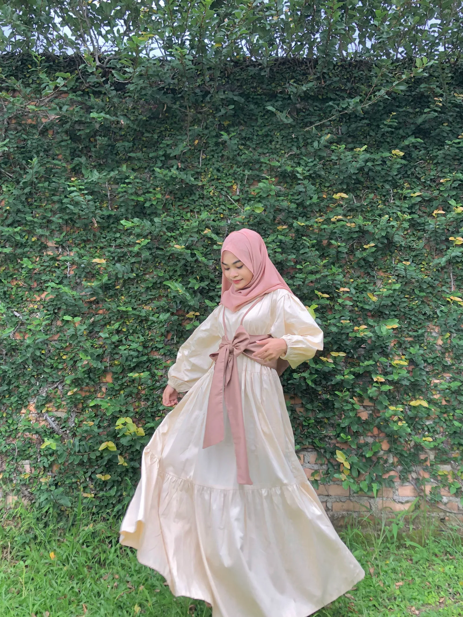 14 Warna Jilbab yang Cocok dengan Baju Cream Biar Nggak Pucat