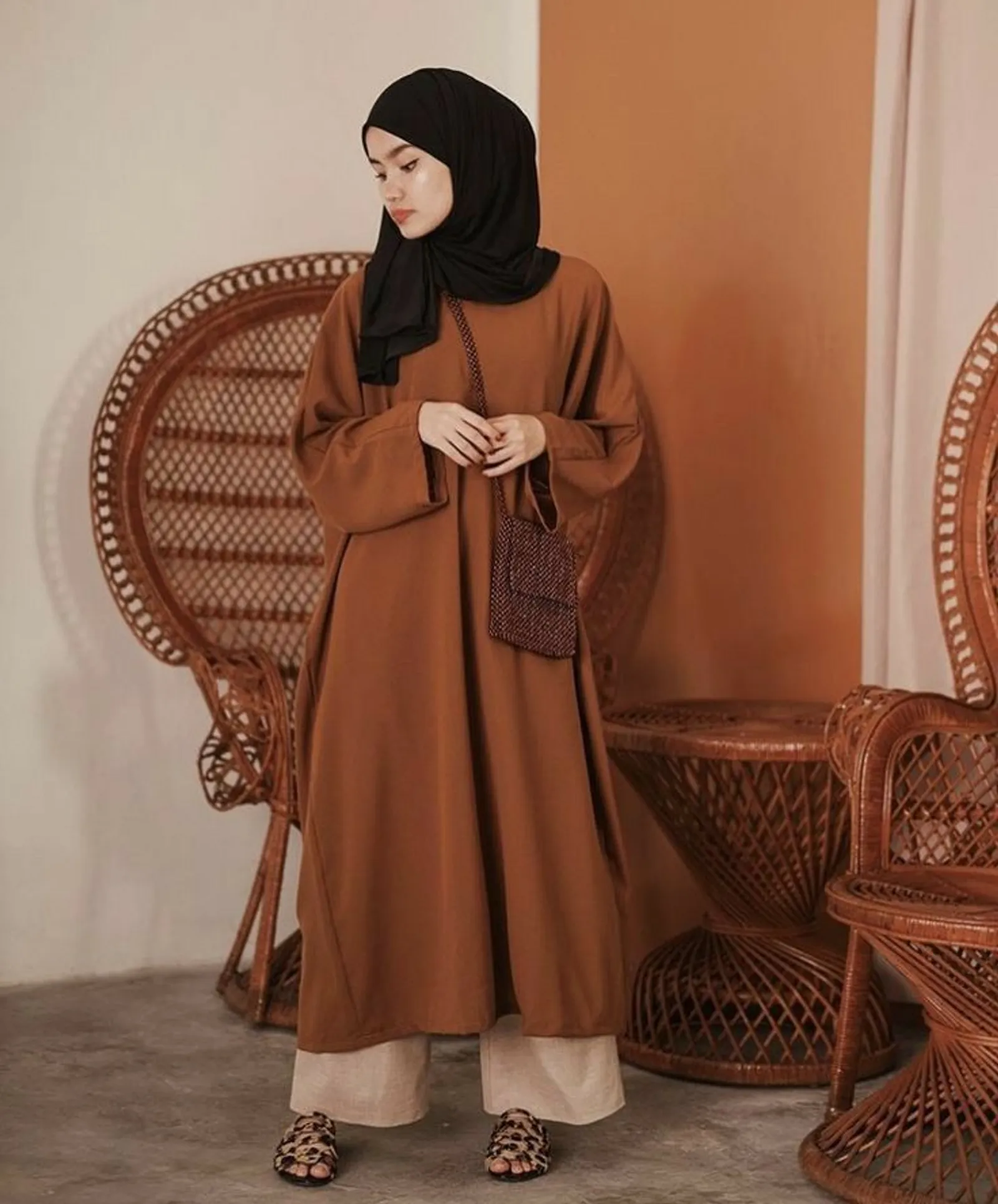 Baju Cokelat Tua Cocok dengan Jilbab Warna apa? Simak Idenya