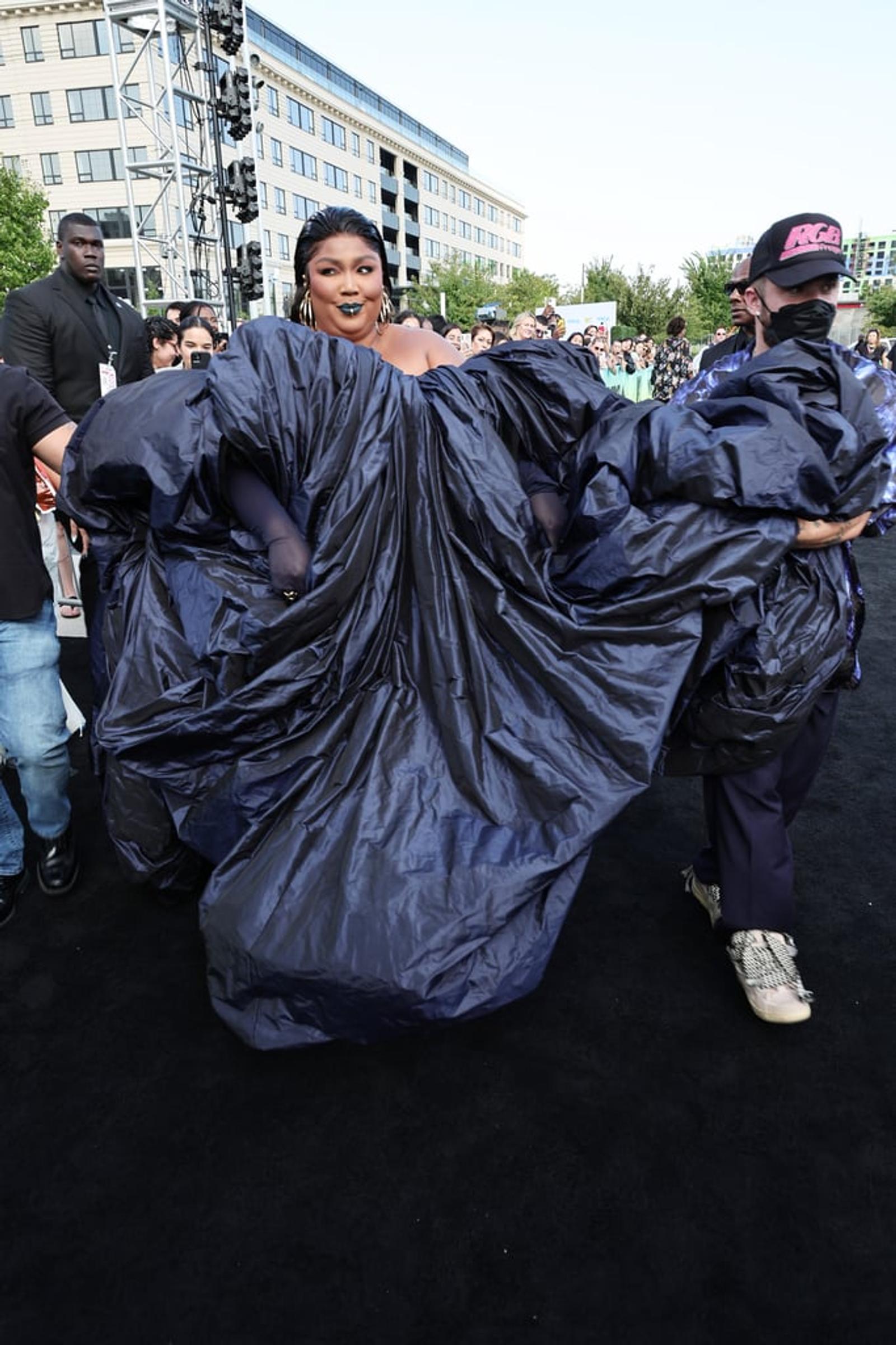 Gaya Lizzo di Red Carpet VMA 2022, Terinspirasi dari Karakter Disney?
