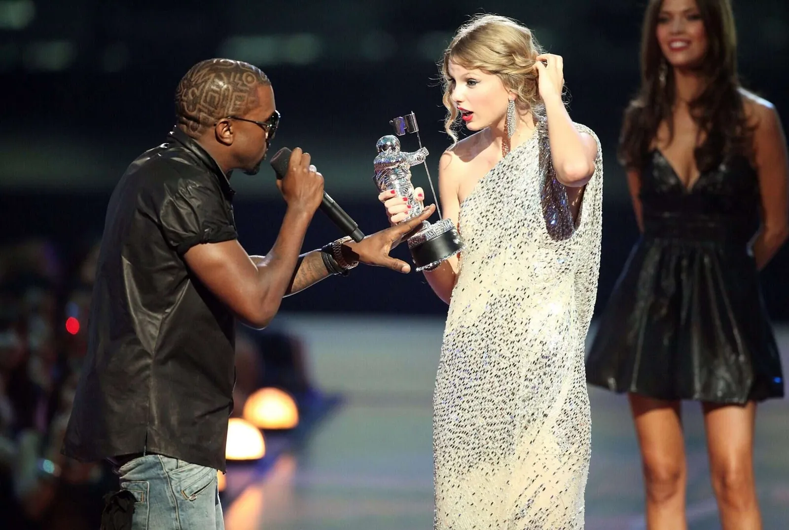 Taylor Swift Disebut Pakai 'Revenge Dress' Kanye West di MTV VMA 2022