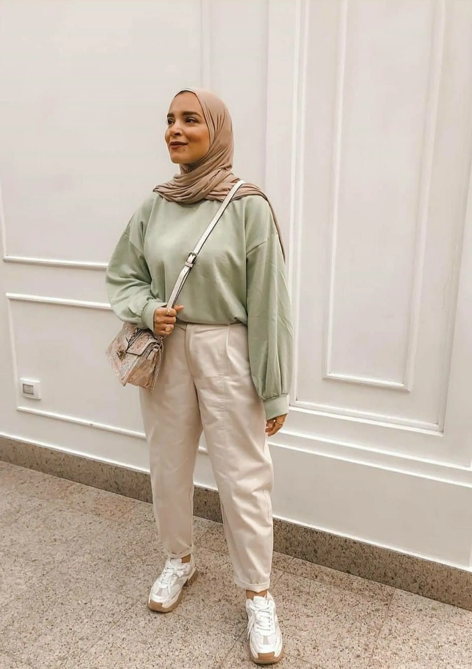 10 Warna Jilbab yang Cocok untuk Baju Hijau Mint