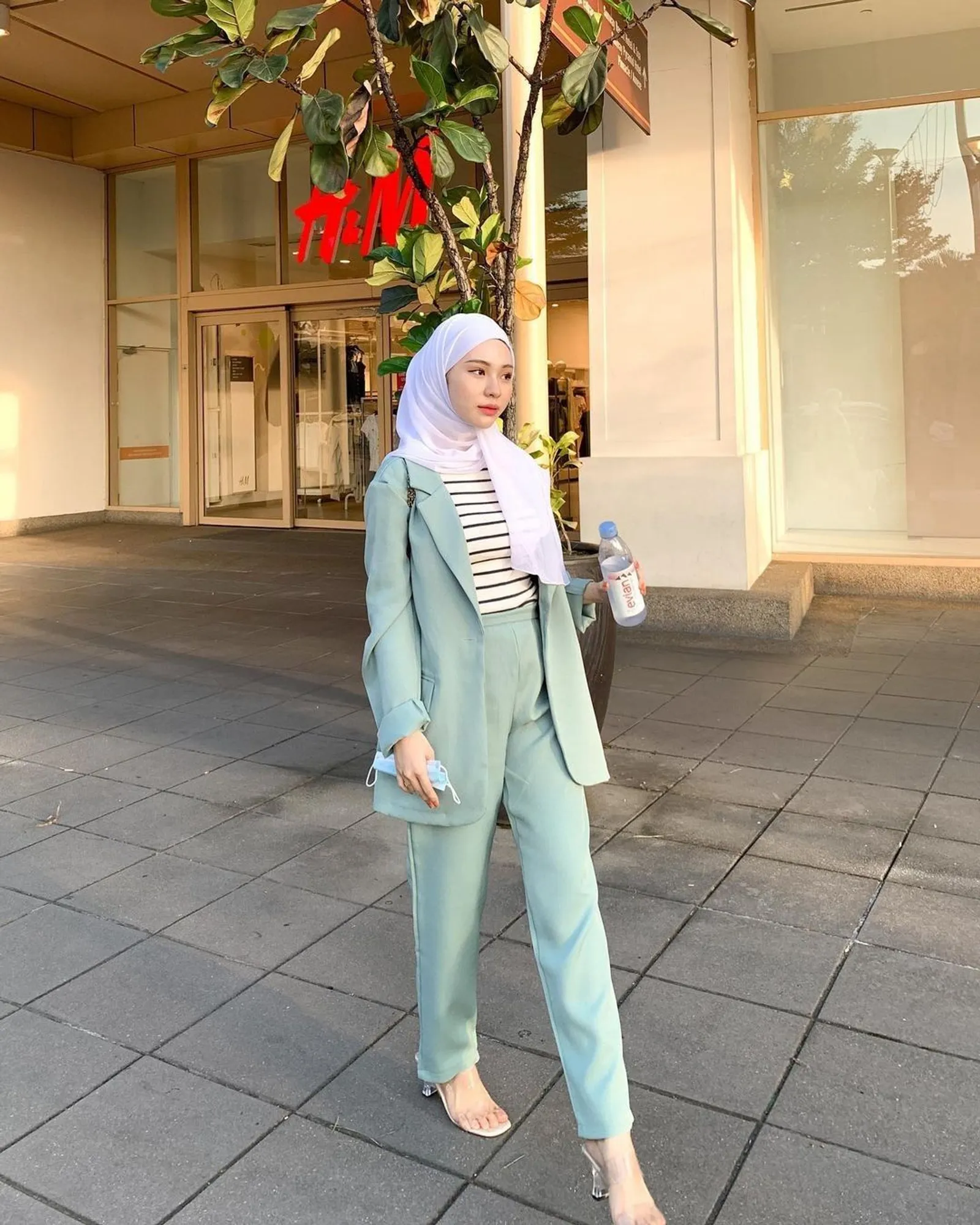 10 Warna Jilbab yang Cocok untuk Baju Hijau Mint
