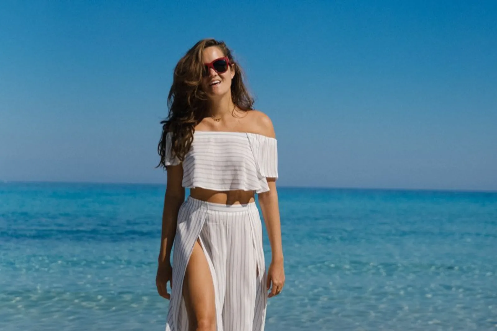 11 Outfit ke Pantai yang Simpel tapi Fashionable