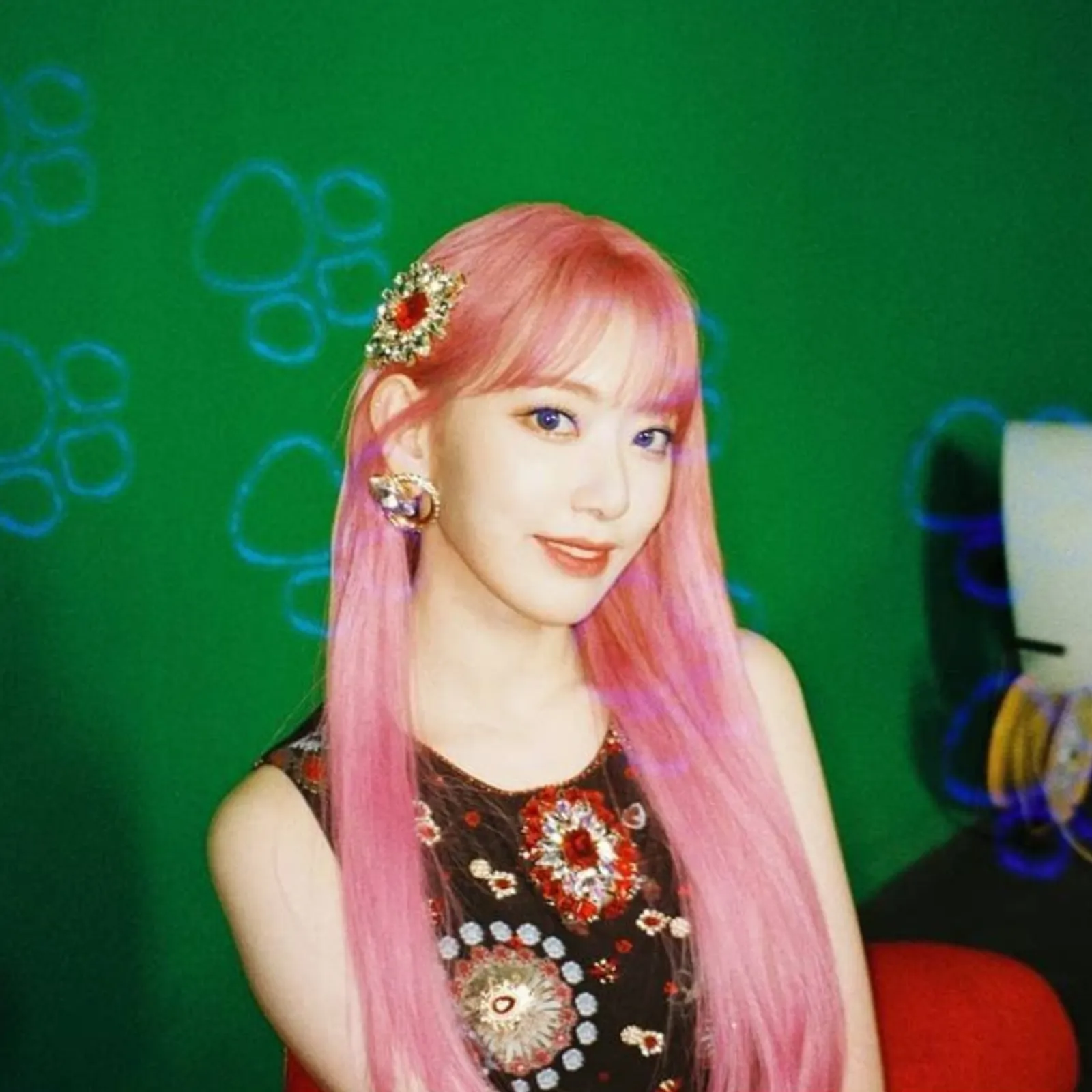 7 Idol K-Pop yang Tampil Memesona dengan Rambut Pink