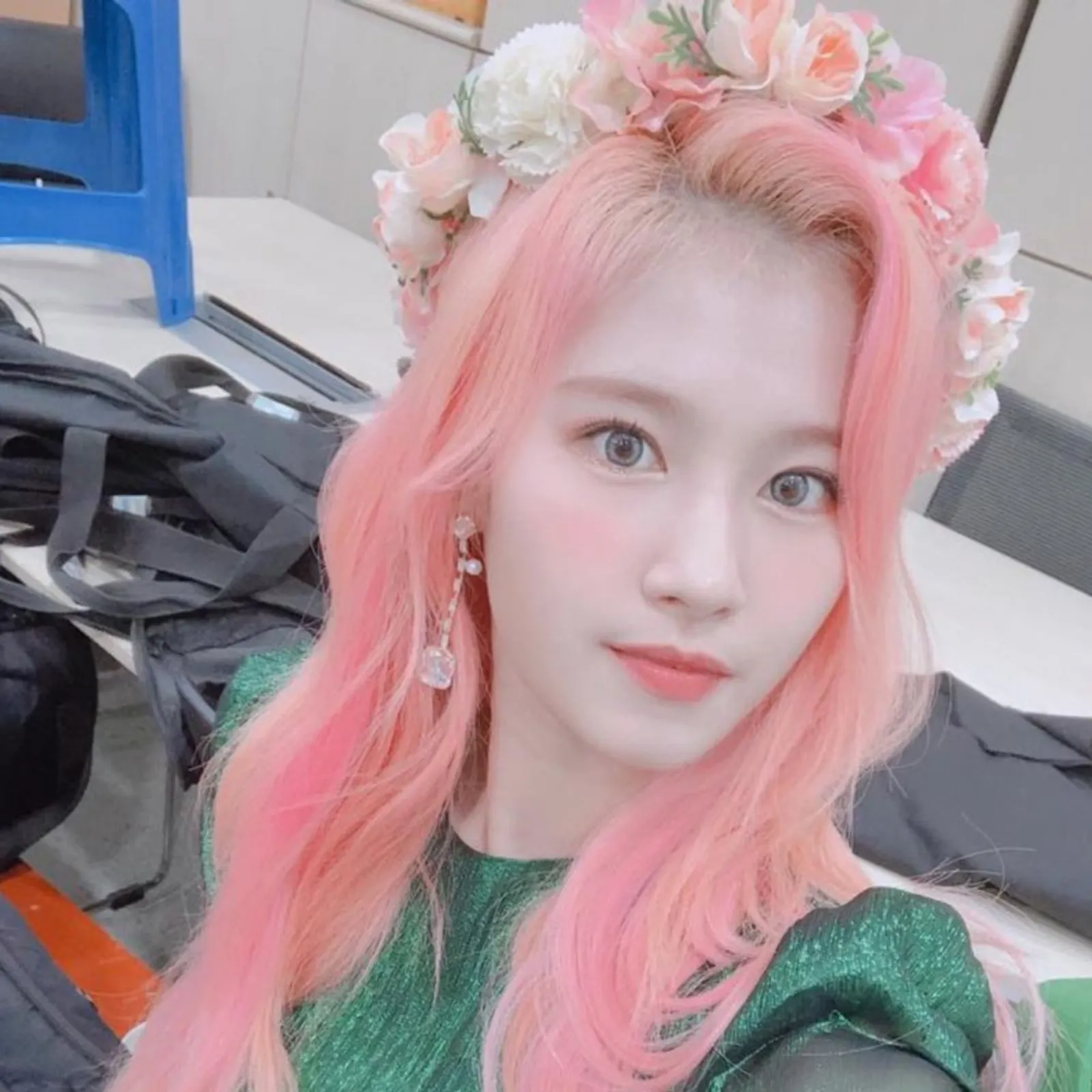 7 Idol K-Pop yang Tampil Memesona dengan Rambut Pink