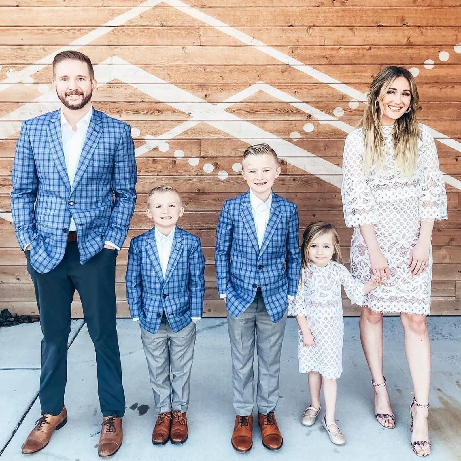 11 Model Baju Couple Keluarga Modern yang Simpel dan Nyaman