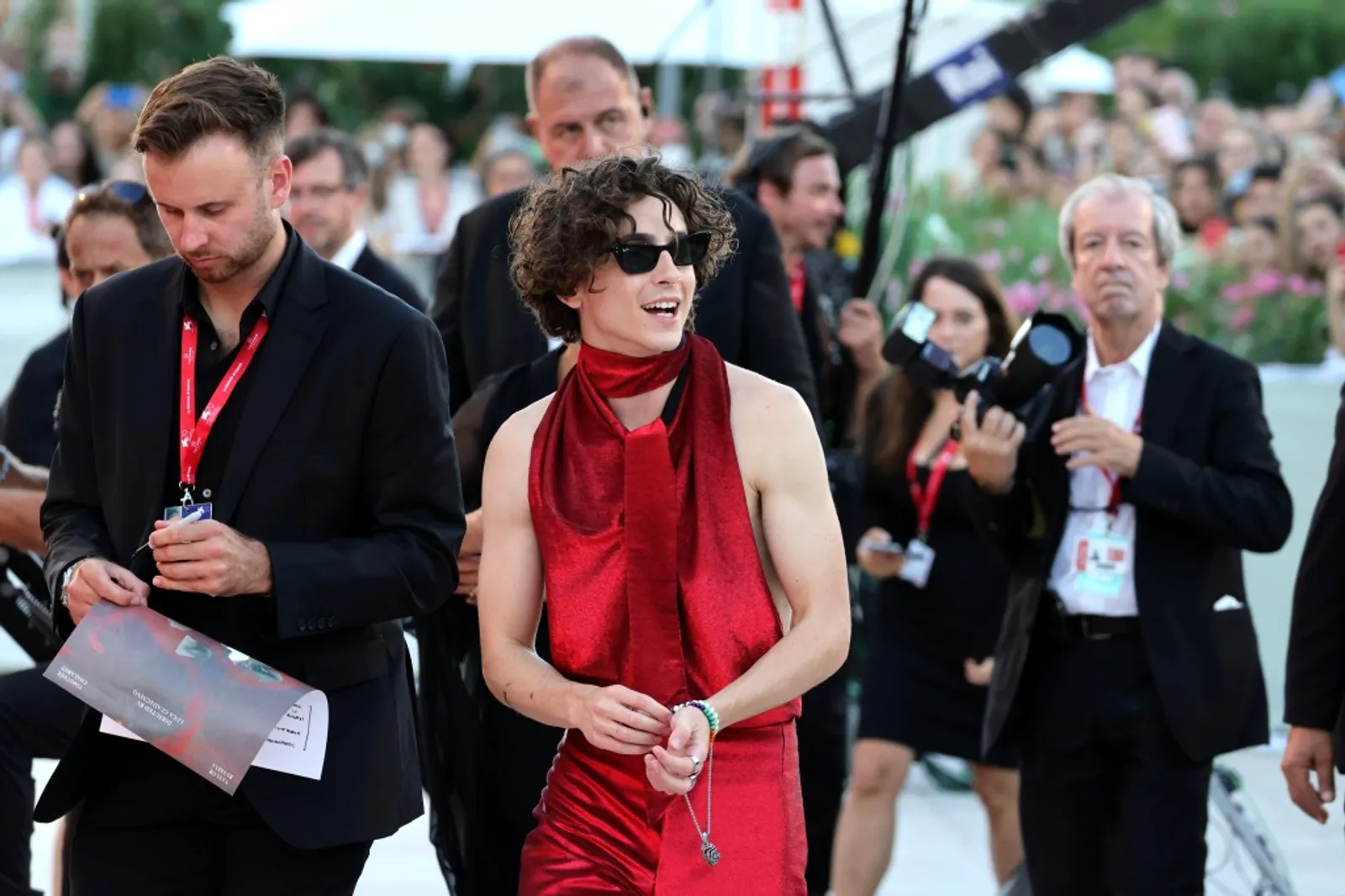 Timothée Chalamet Pakai Outfit 'Bolong' di Venice Film Festival 2022