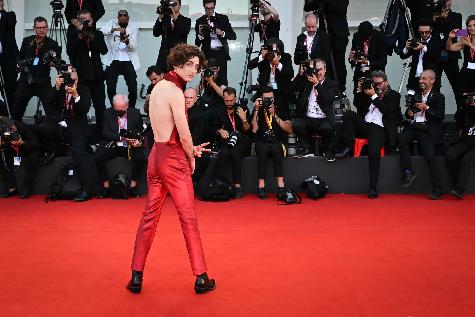 Timothée Chalamet Pakai Outfit 'Bolong' di Venice Film Festival 2022
