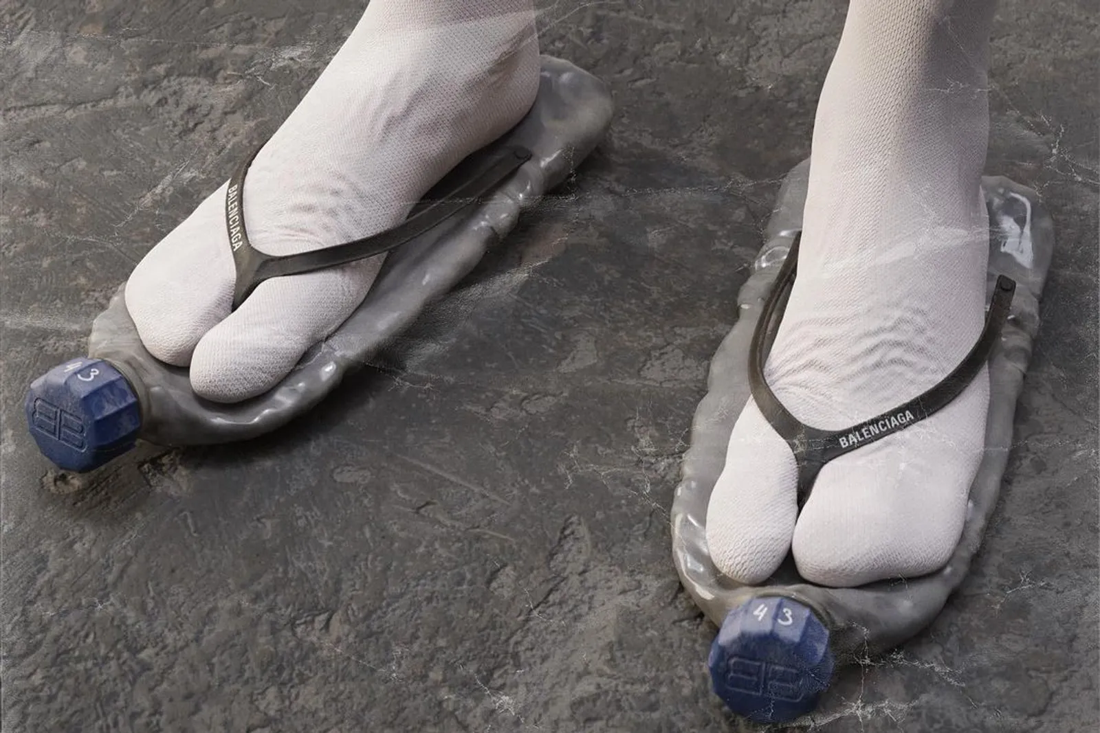 Balenciaga Jual Sandal Jepit Berbentuk Botol Air Mineral Bekas