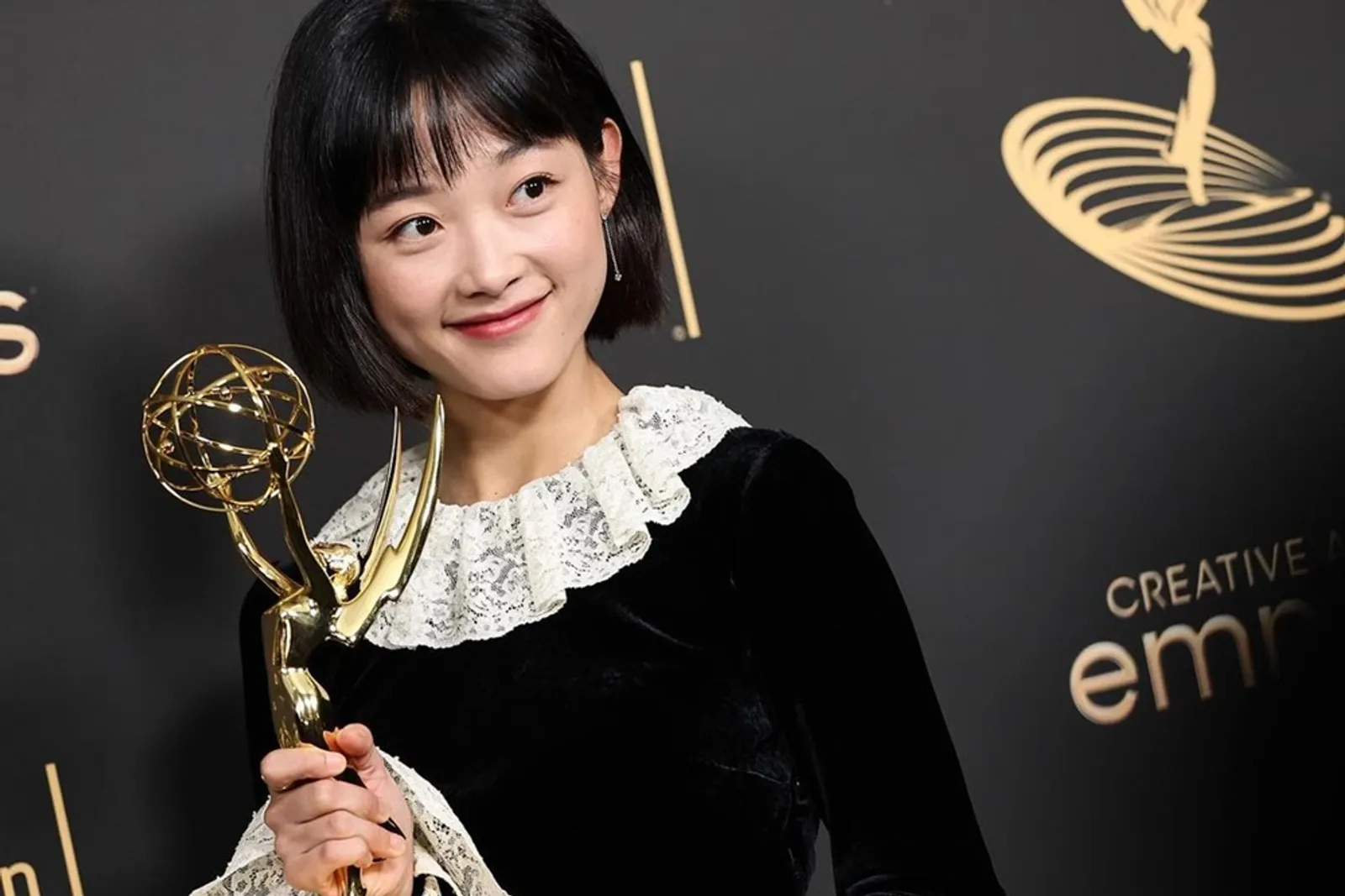 Banjir Prestasi, Lee Yoo Mi & 'Squid Game' Raih Piala Emmy Awards 2022