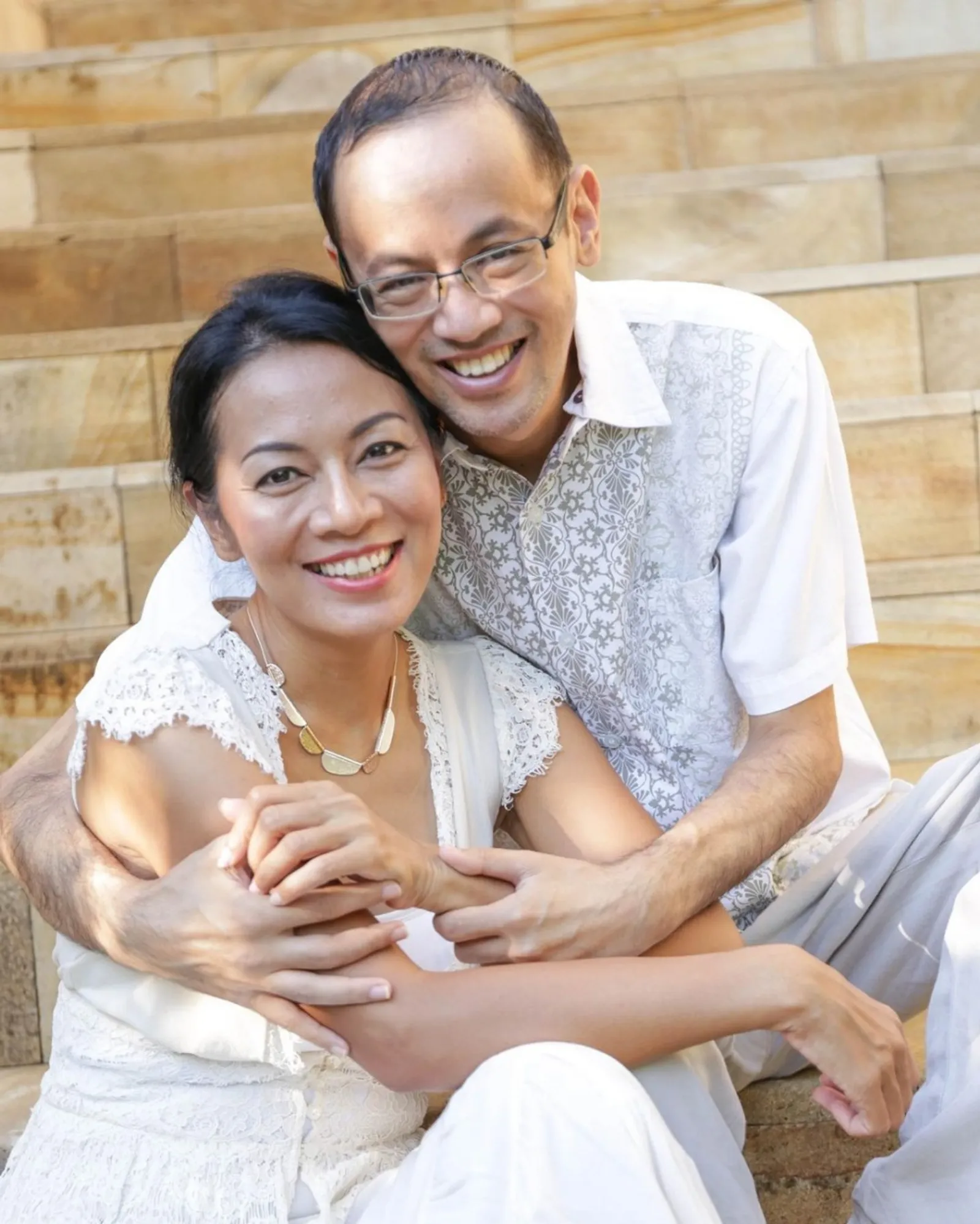 Suami Meninggal, Ini 10 Potret Kenangan Dewi Lestari dan Reza Gunawan