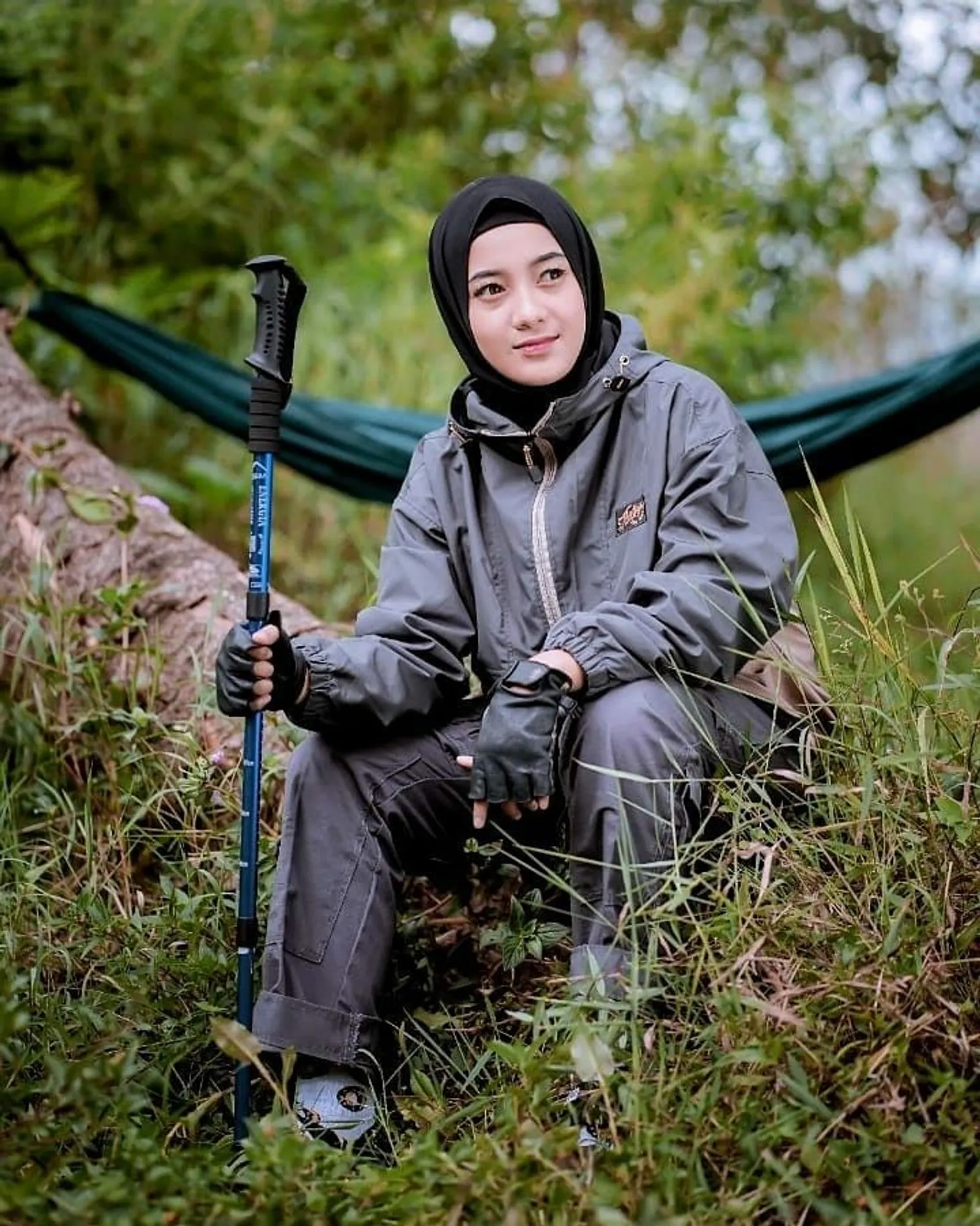 11 Outfit Naik Gunung Wanita Hijab yang Simpel tapi Keren