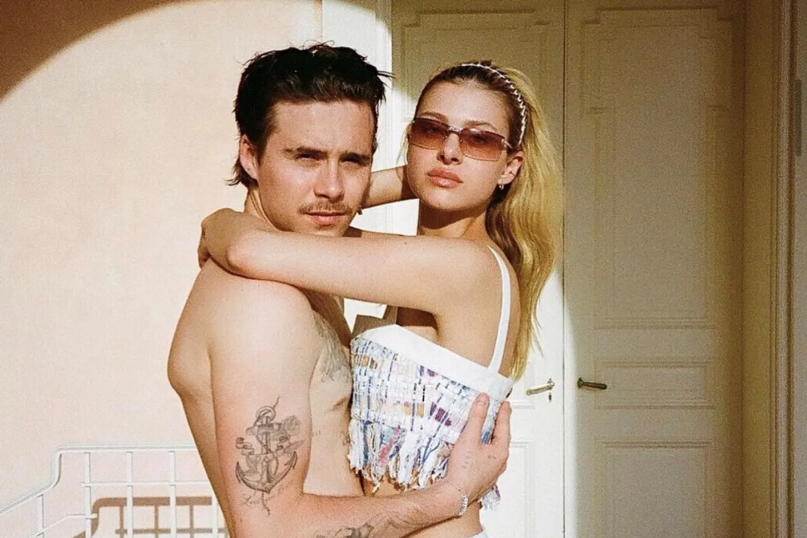 10 Potret Vulgar Brooklyn Beckham dan Nicola Peltz, Pamer Ciuman!