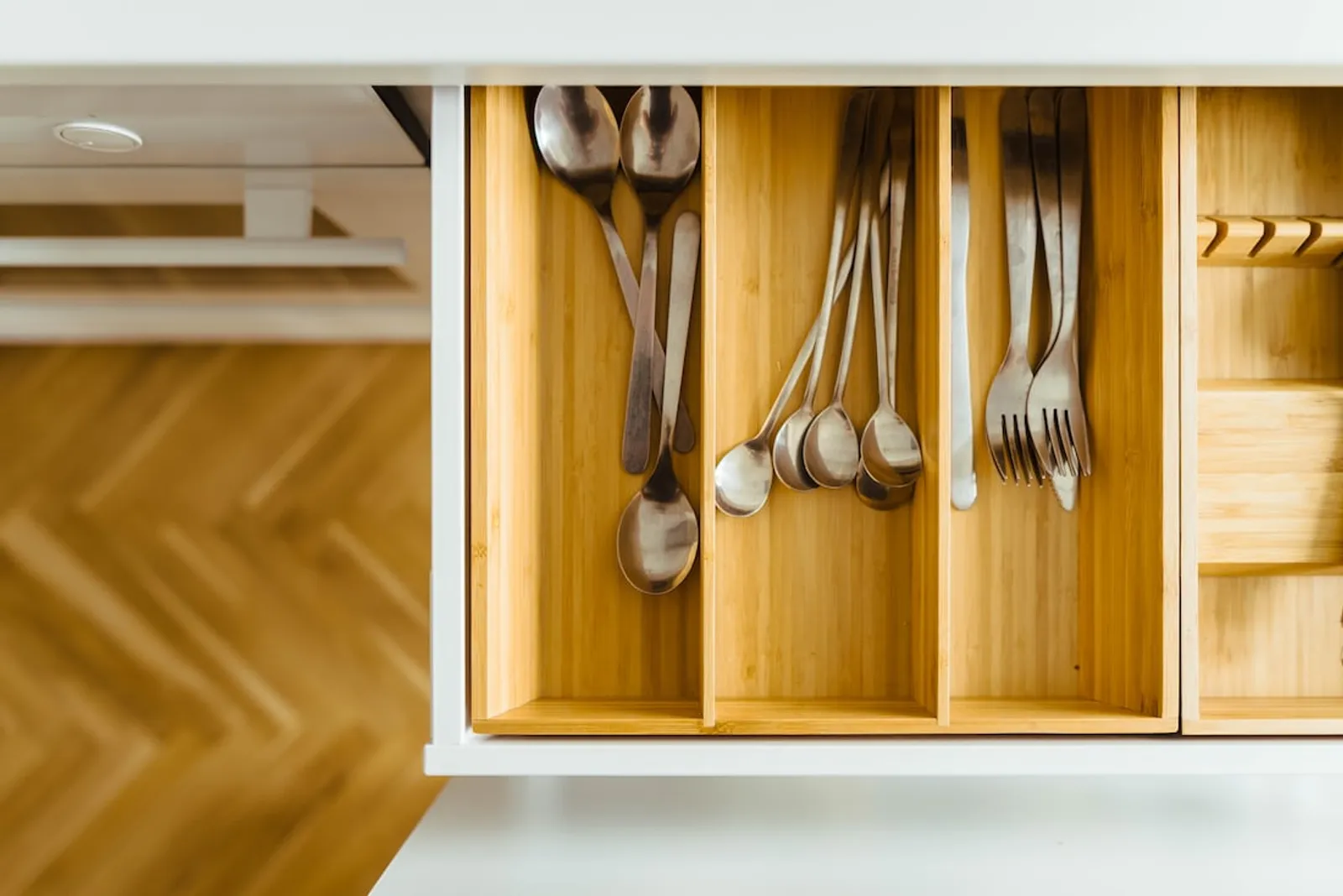 6 Langkah Membersihkan Lemari Dapur agar Tampak Seperti Baru