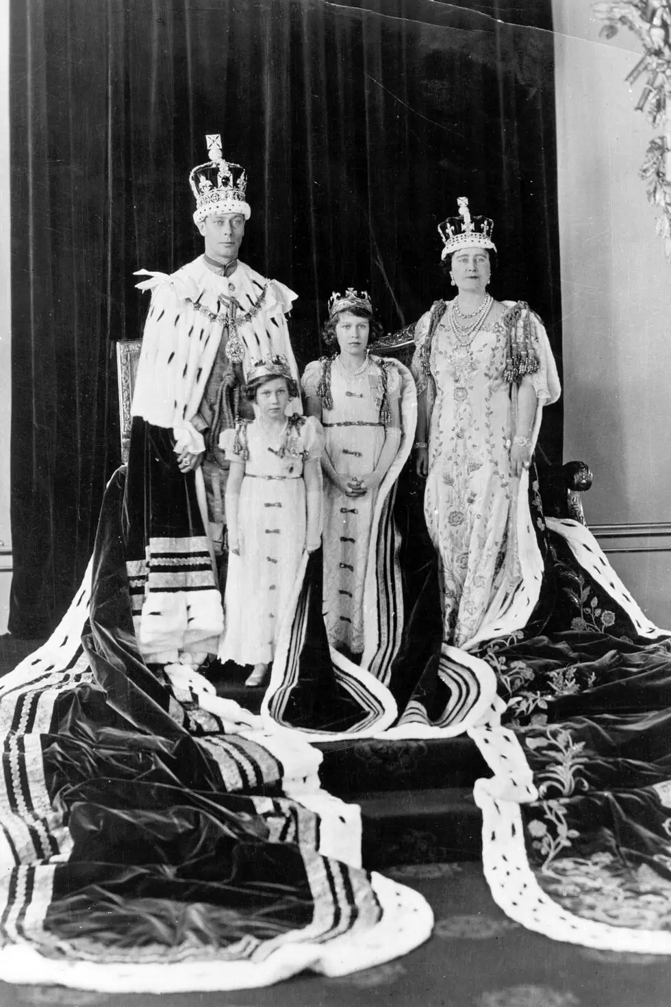 15 Foto Bersejarah Ratu Elizabeth II, Old But Gold