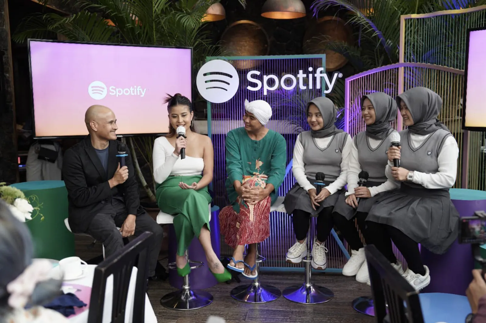 New Video Podcast Spotify, Gandeng Awkarin Hingga Komedian Mak Beti
