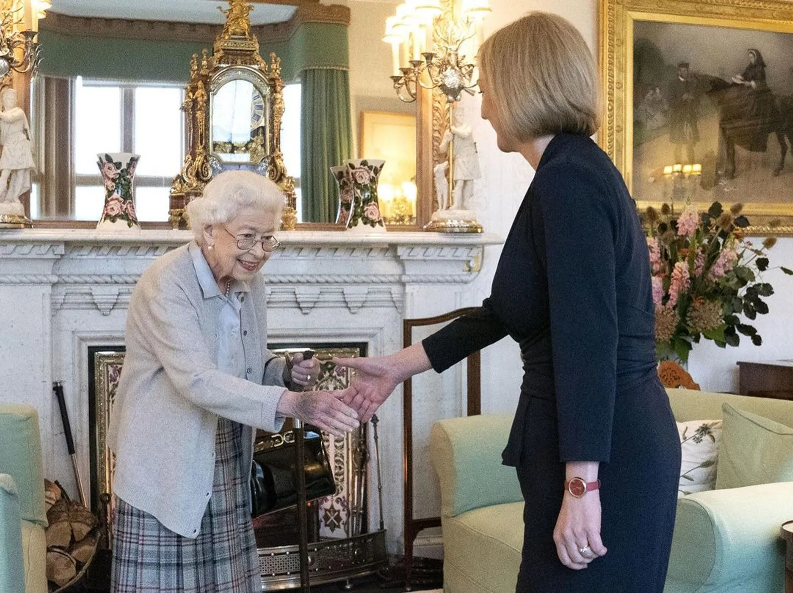 Gaya Terakhir Ratu Elizabeth di Depan Publik Sebelum Meninggal Dunia
