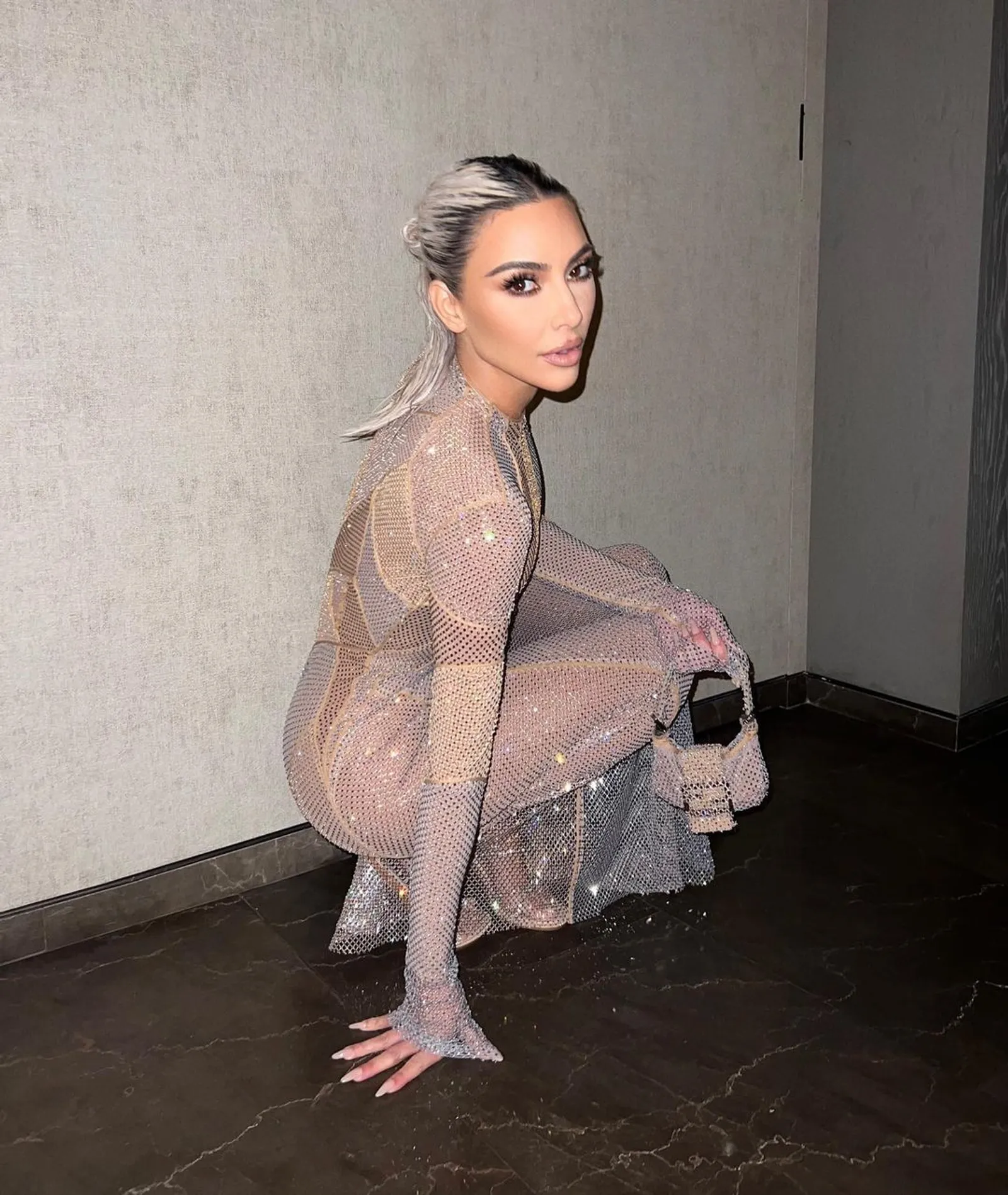 Potret Seksi Kim Kardashian Hadiri Show Fendi di NYFW