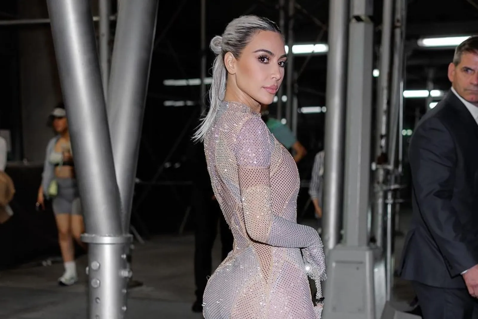 Potret Seksi Kim Kardashian Hadiri Show Fendi di NYFW