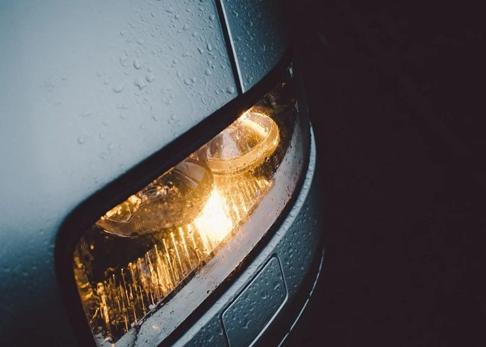 9 Tips Berkendara Saat Hujan Agar Terhindar dari Kecelakaan