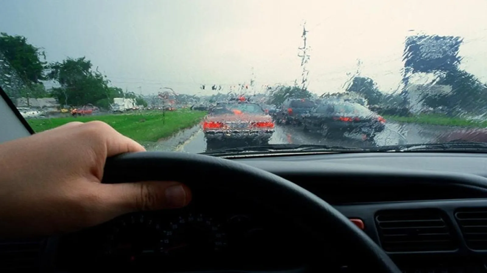 9 Tips Berkendara Saat Hujan Agar Terhindar dari Kecelakaan