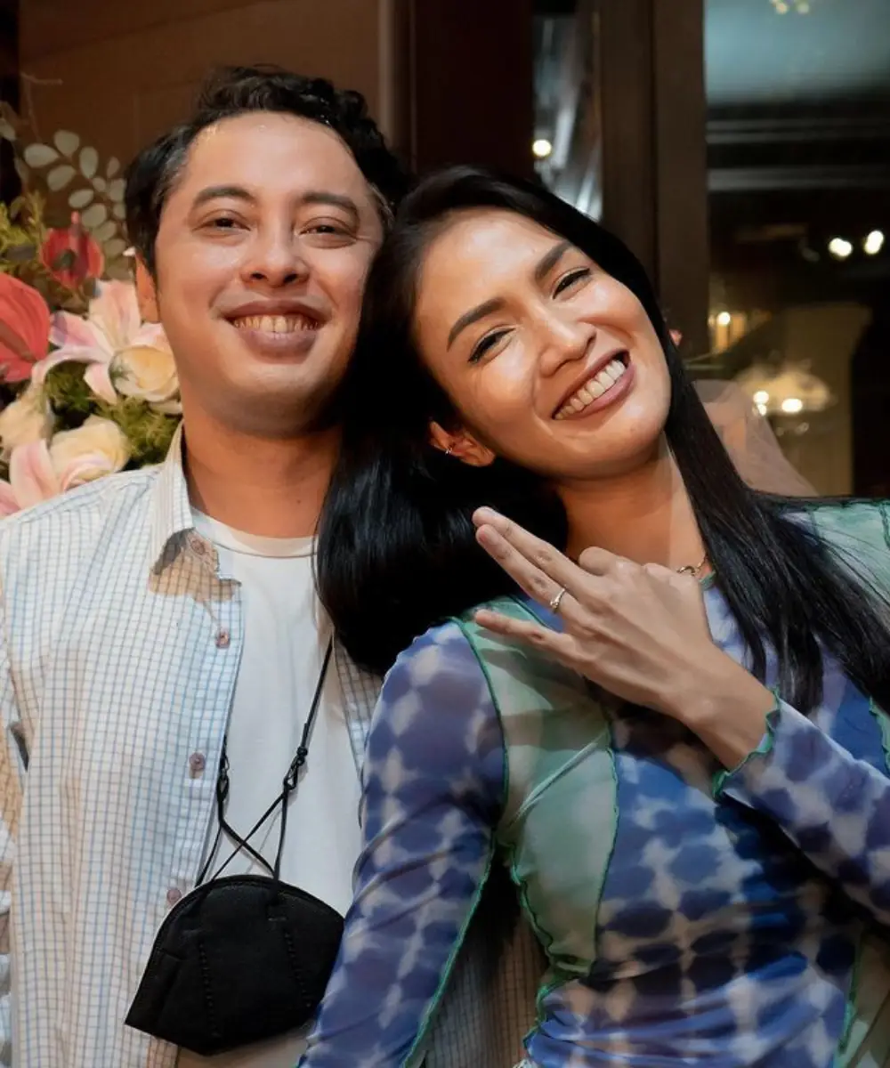 9 Potret Romantis Aulia Sarah 'KKN Desa Penari' Dilamar Kekasih