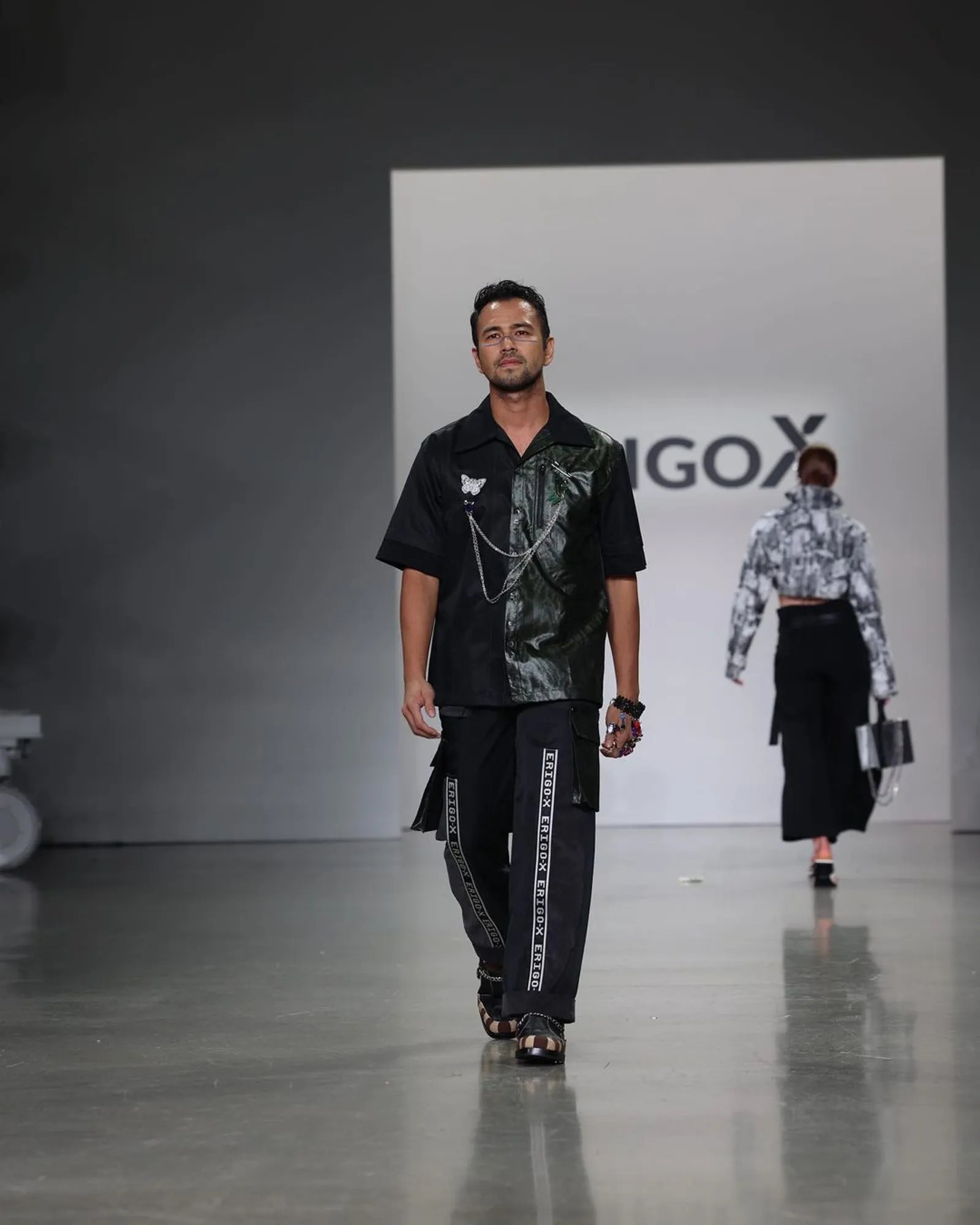 Gaya Para Artis Indonesia di Runway ERIGO-X New York Fashion Week