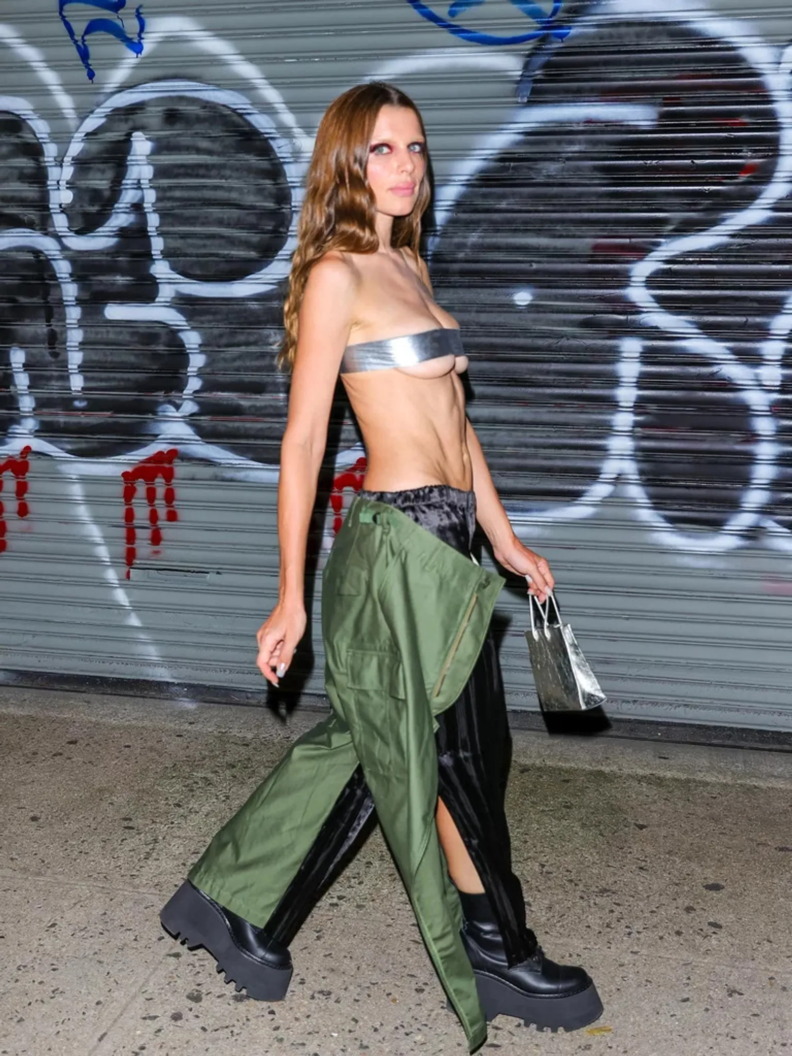 Julia Fox Tutupi Payudara Pakai Selotip di New York Fashion Week