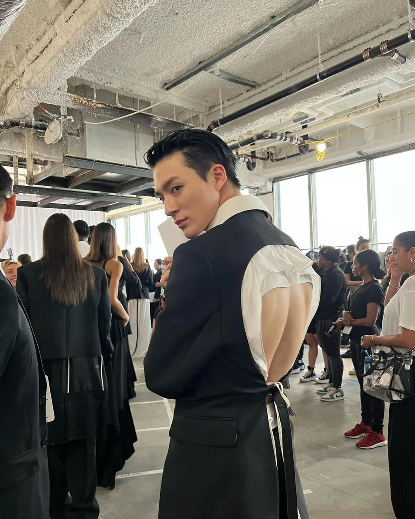 Jeno 'NCT' Tampil Terbuka di Front Row hingga Runway Fashion Week