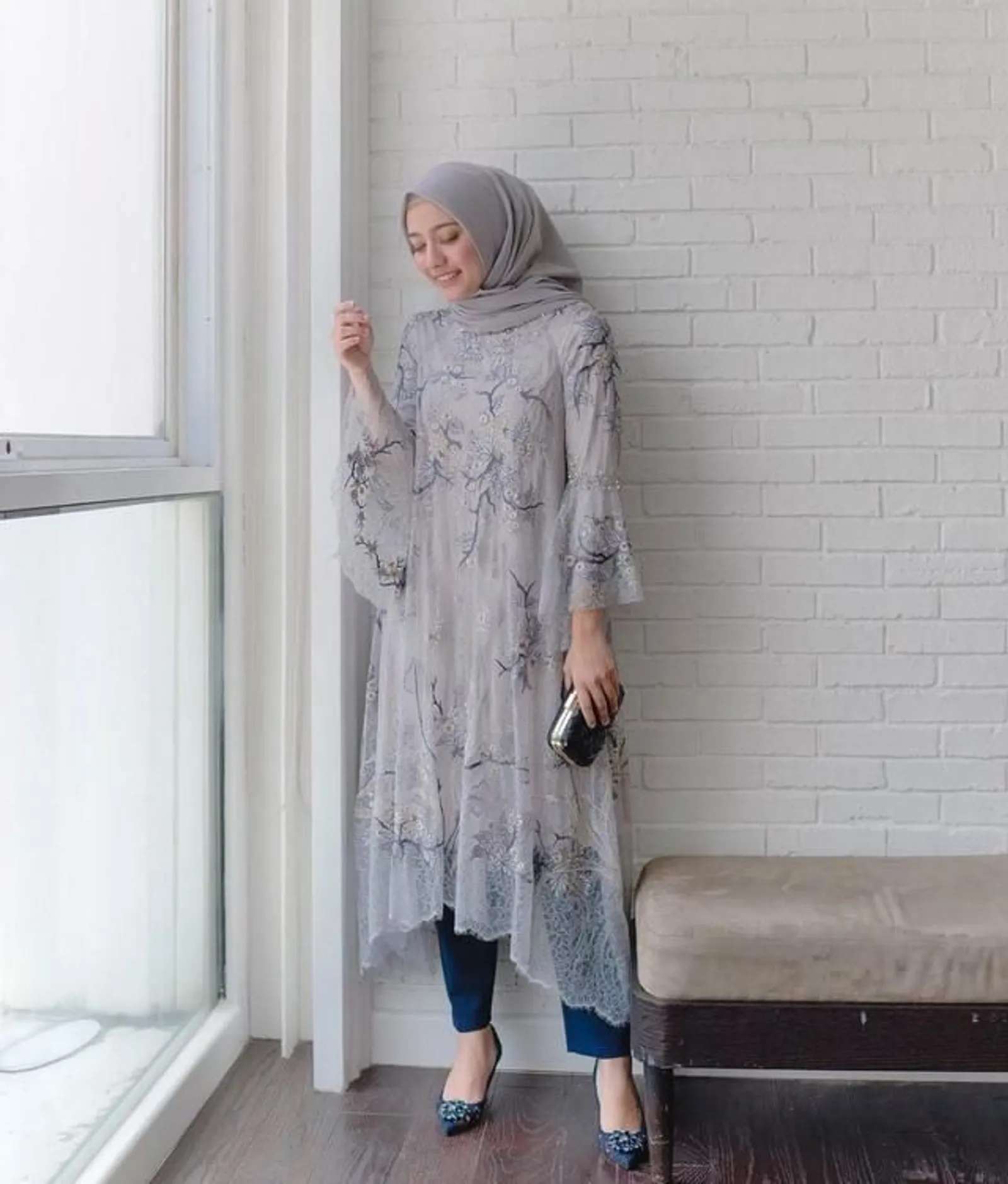 15 Tunik Brokat Bawahan Celana yang Simpel tapi Stylish!