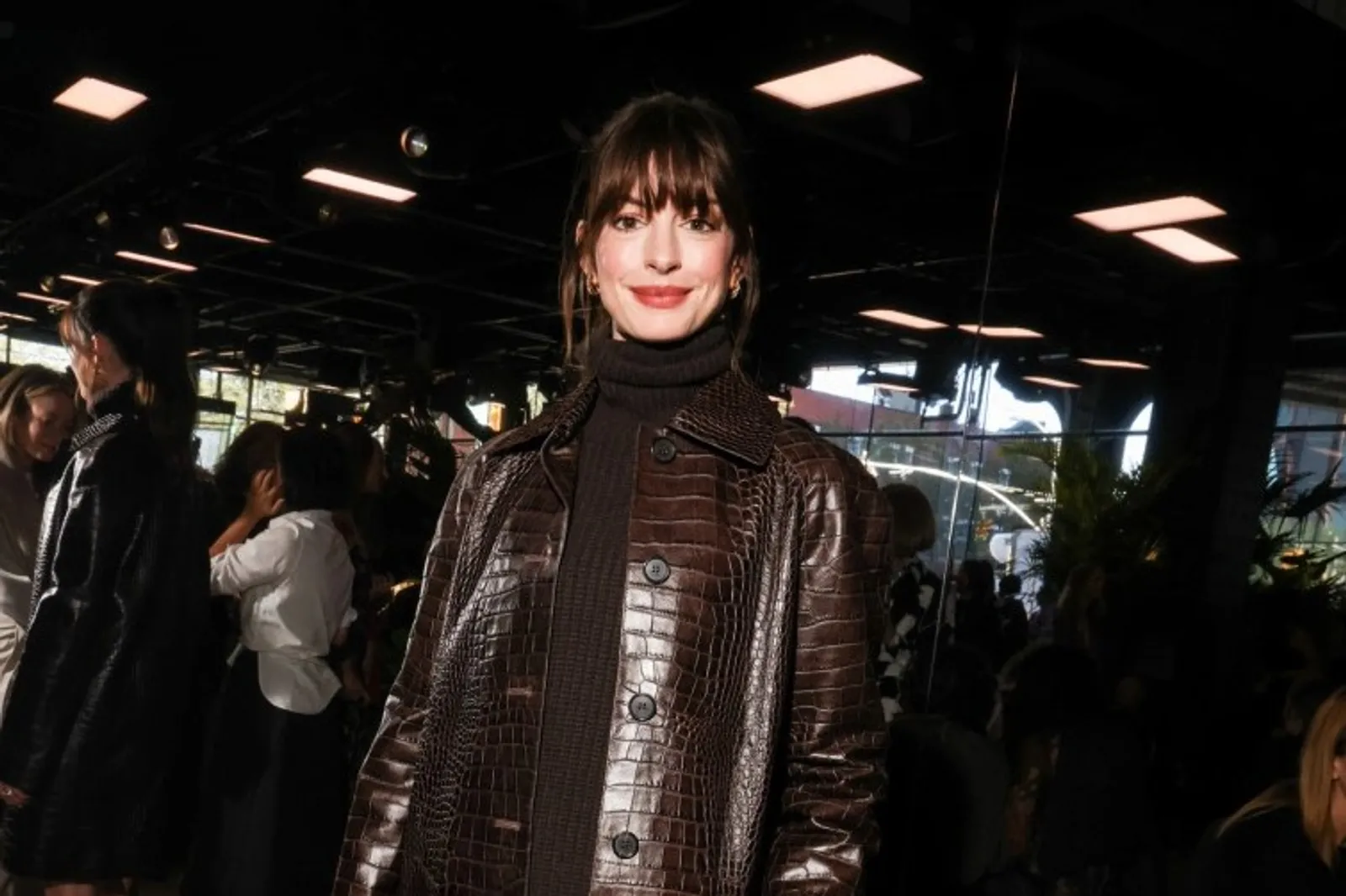 Outfit Anne Hathaway di NYFW, Terinspirasi The Devil Wears Prada?