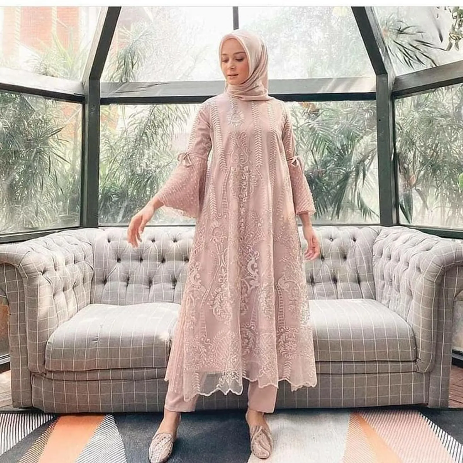 15 Tunik Brokat Bawahan Celana yang Simpel tapi Stylish!