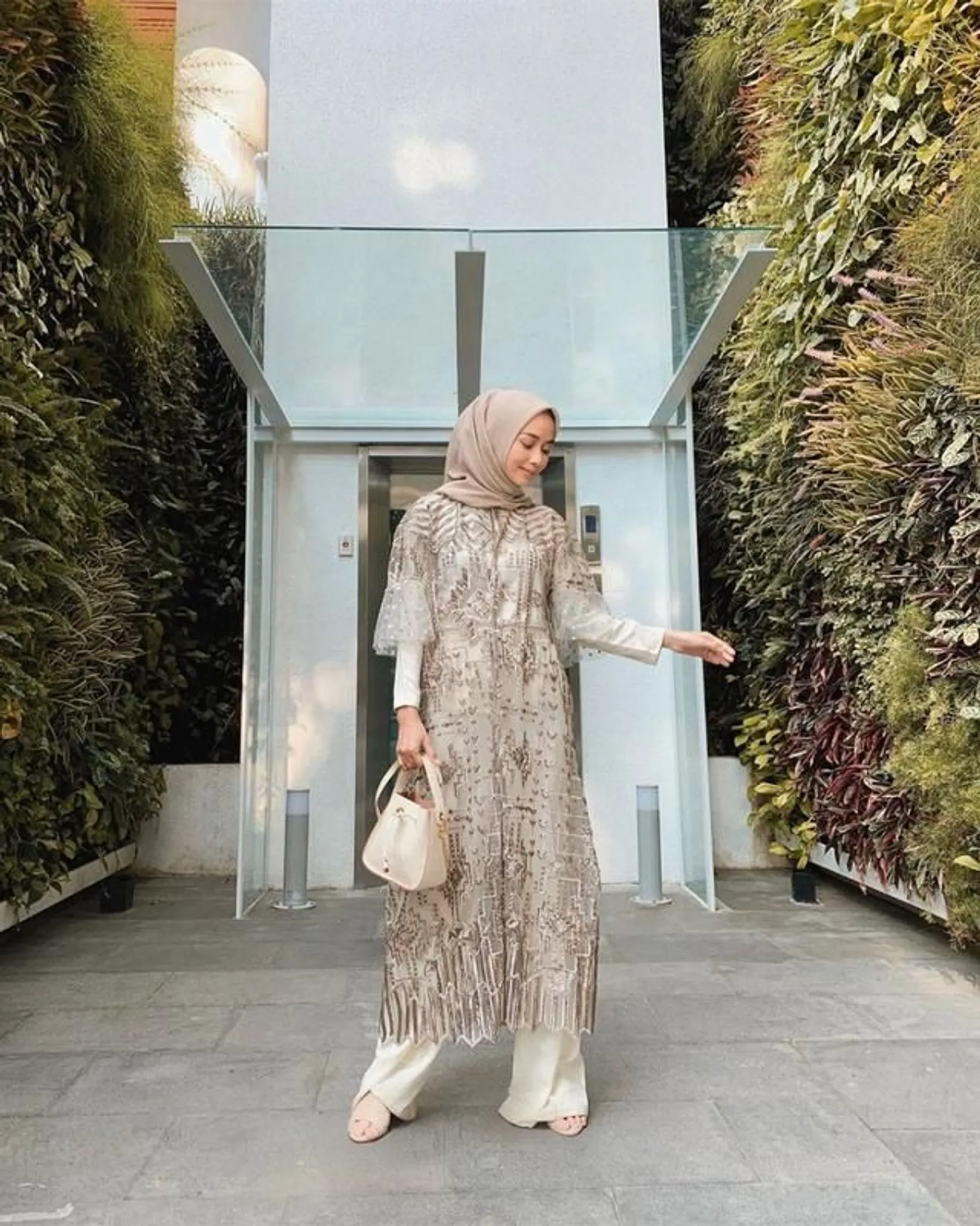 15 Tunik Brokat Bawahan Celana yang Simpel tapi Stylish!