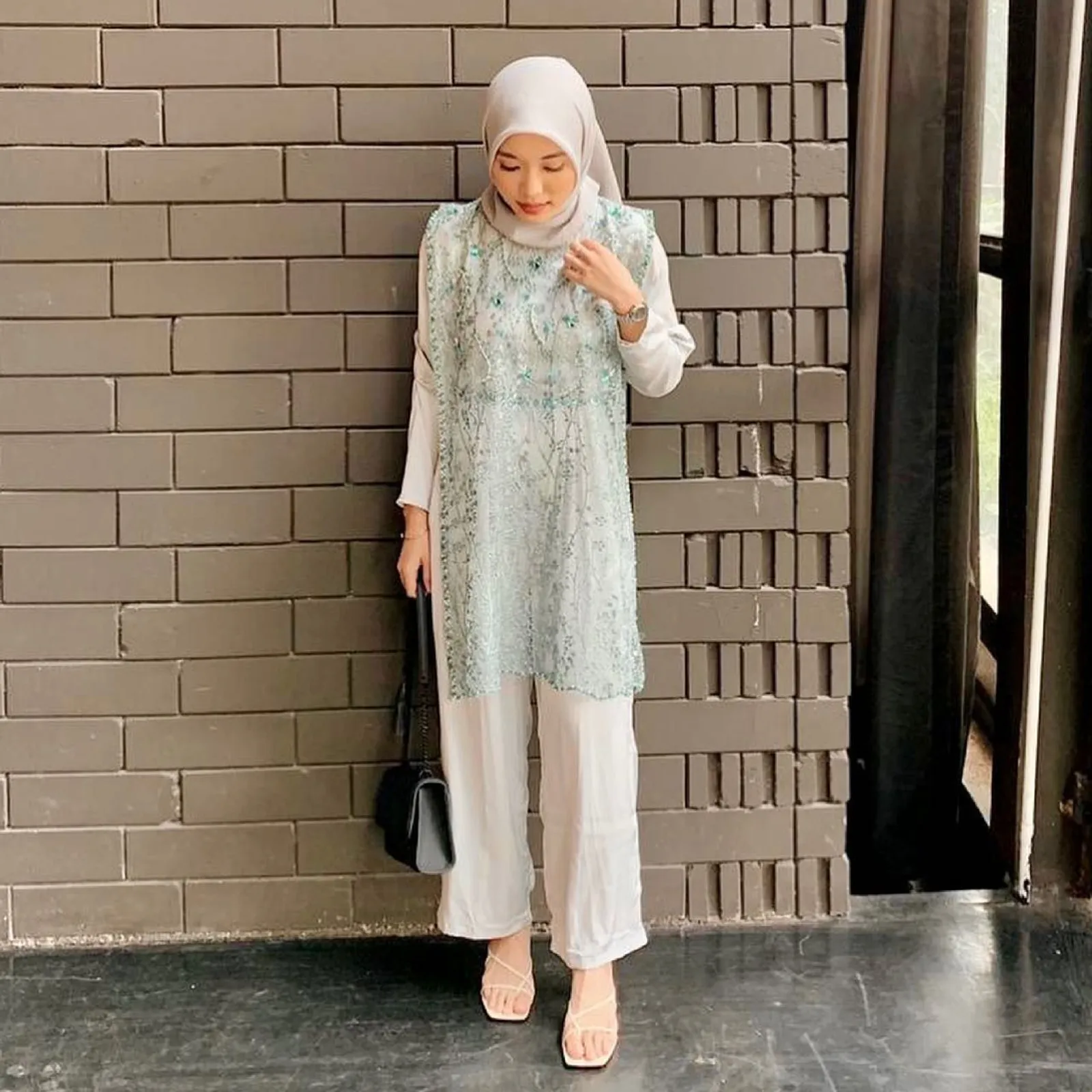 15 Tunik Brokat Bawahan Celana yang Simpel tapi Stylish!