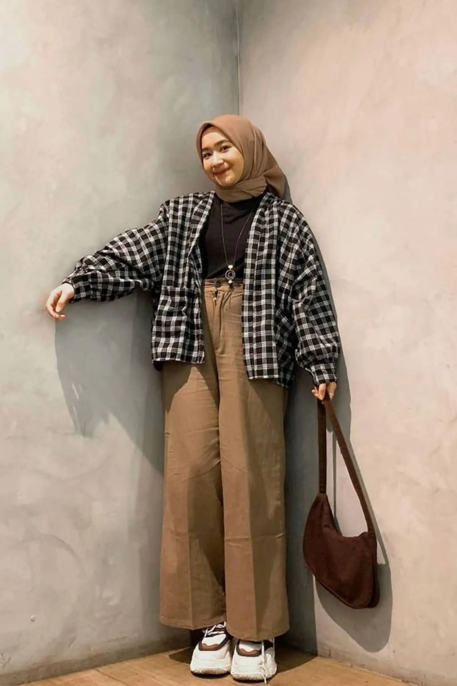 11 OOTD Kemeja Kotak-Kotak yang Simpel dan Trendi, Yuk Coba!