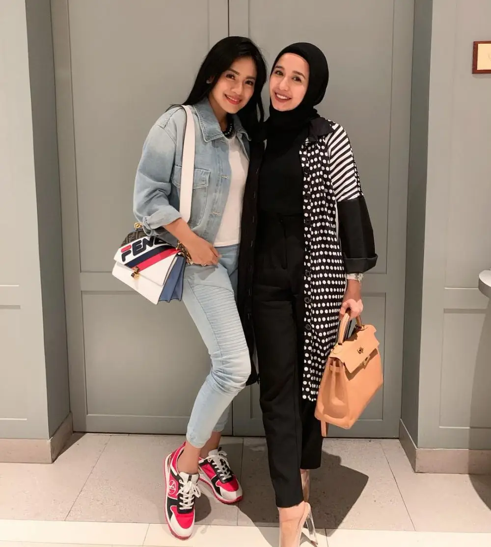 Awet Banget! 9 Potret Persahabatan Laudya Cynthia Bella dan Titi Kamal