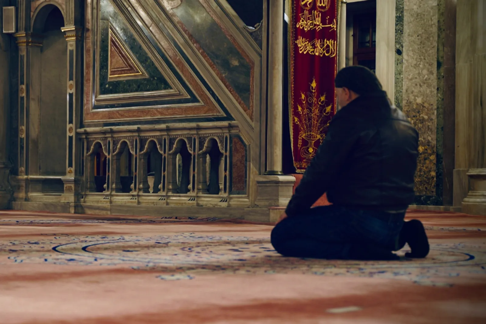 Bacaan Doa Tahiyat Akhir Sebelum Salam Lengkap Arab, Latin dan Artinya