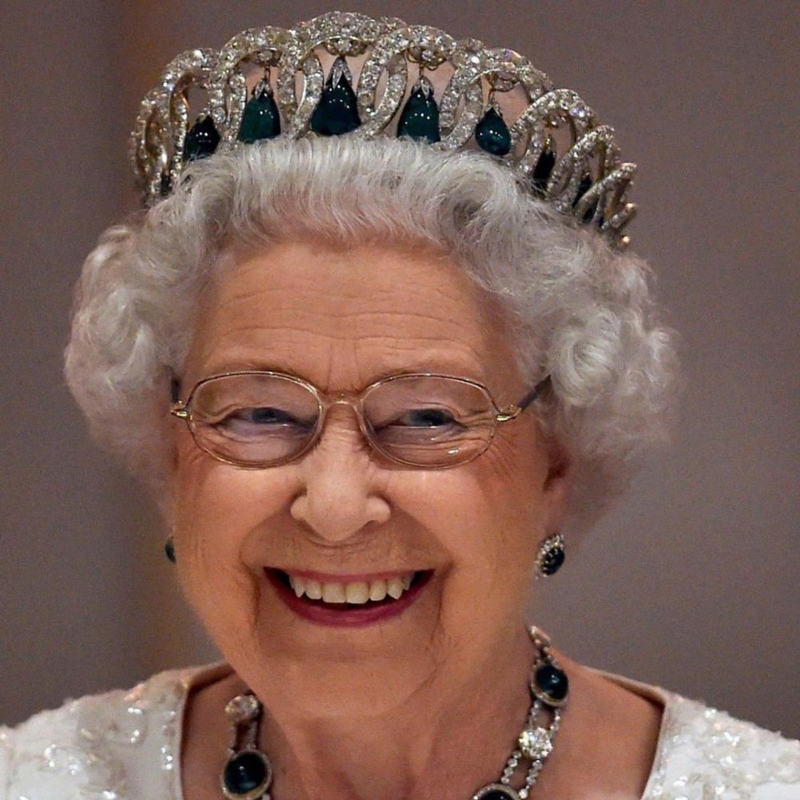 7 Perhiasan Favorit Ratu Elizabeth II Semasa Hidup