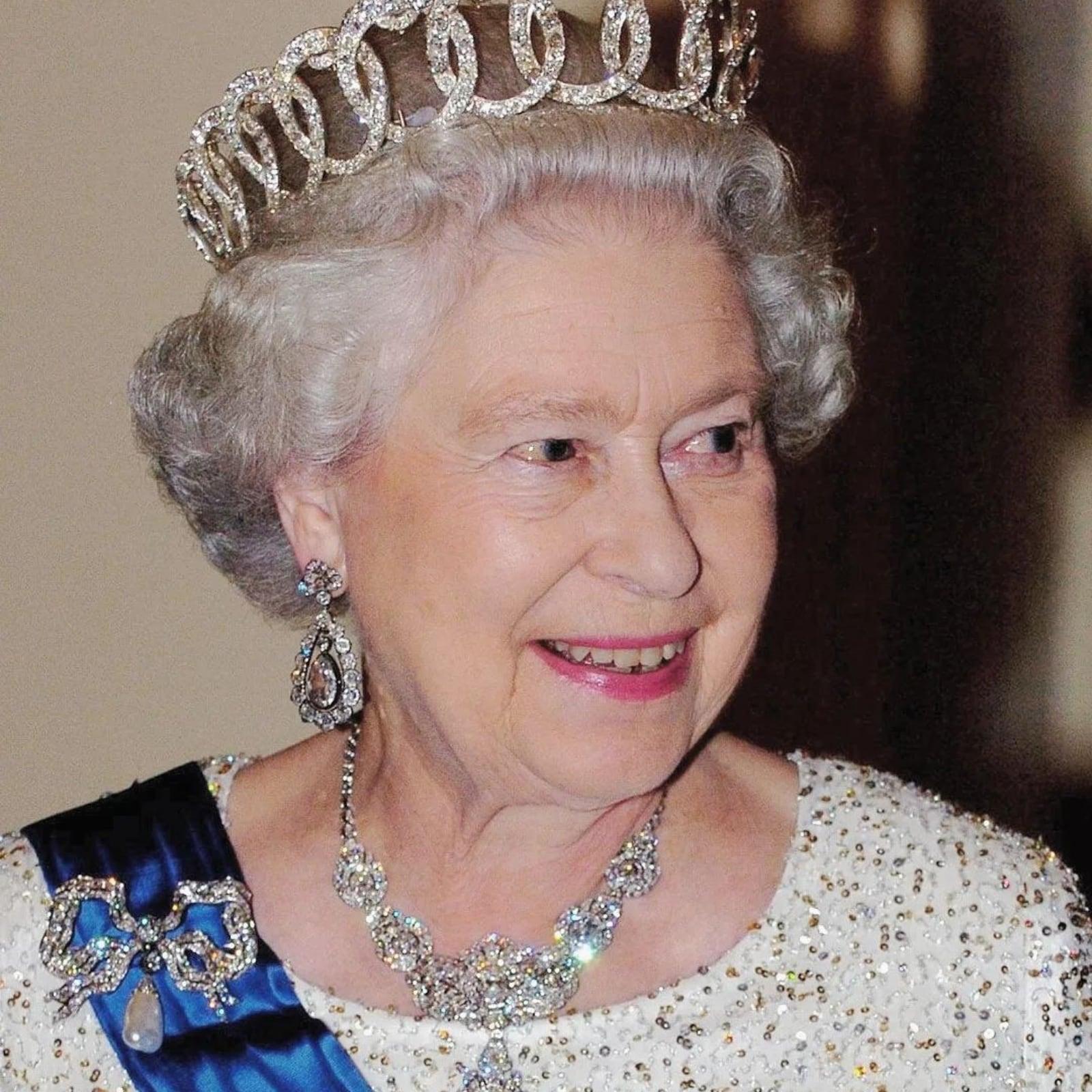 7 Perhiasan Favorit Ratu Elizabeth II Semasa Hidup