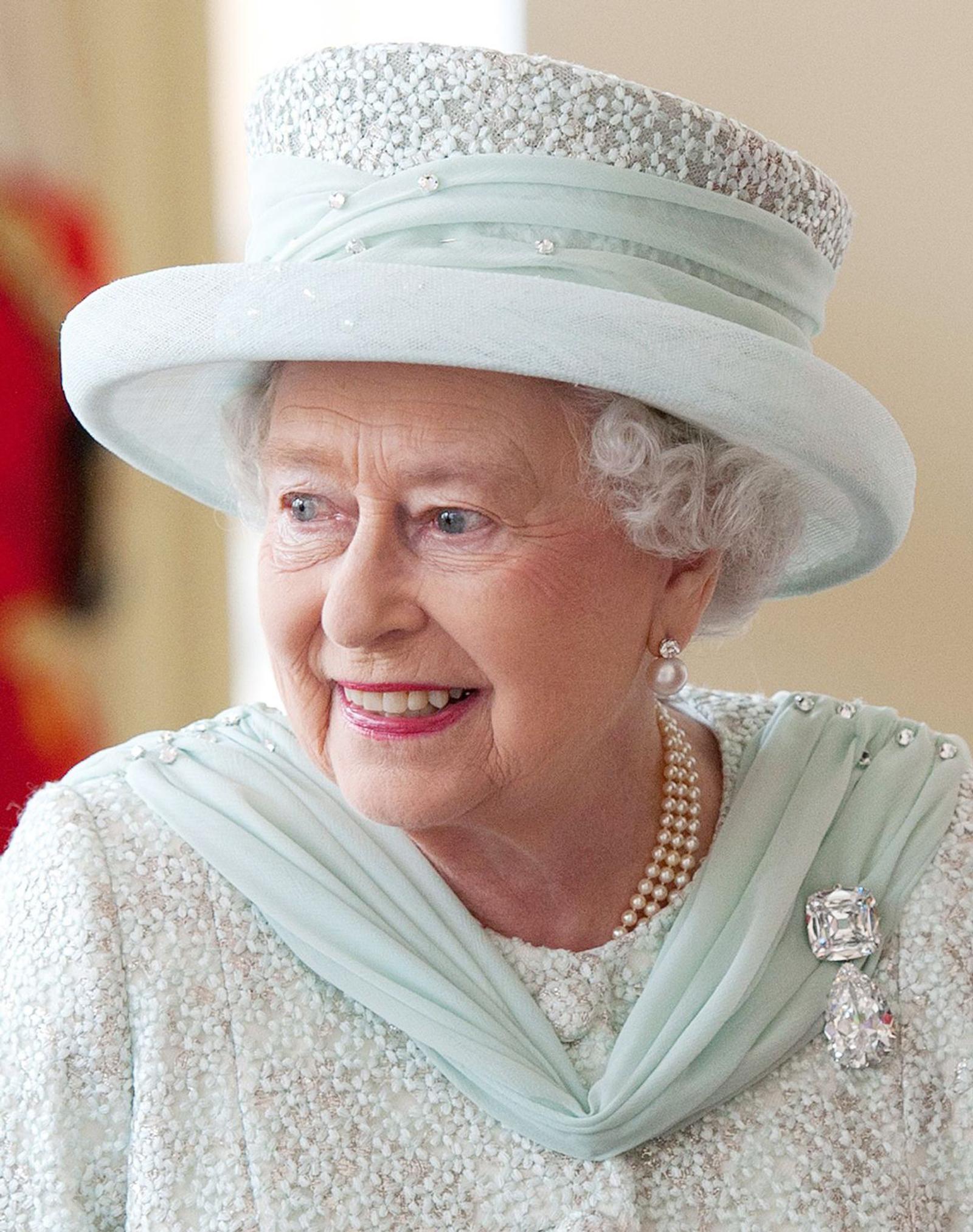 7 Perhiasan Favorit Ratu Elizabeth II Semasa Hidup