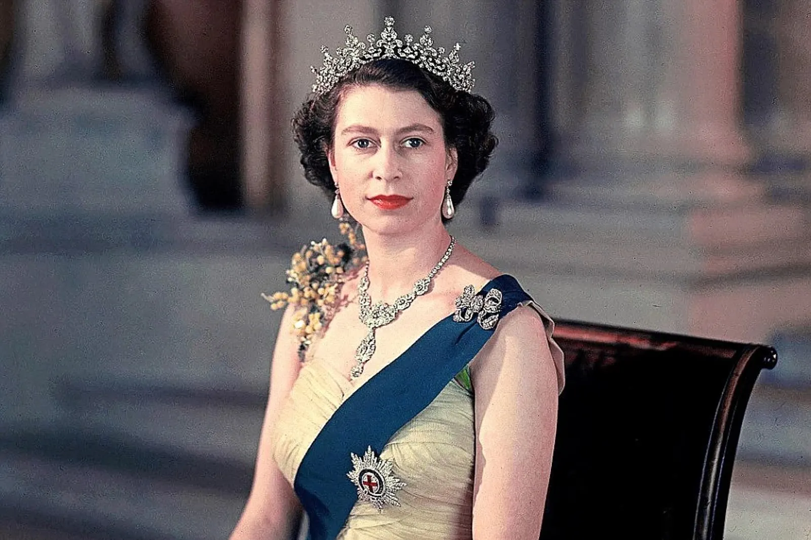 7 Perhiasan Favorit Ratu Elizabeth II Semasa Hidup