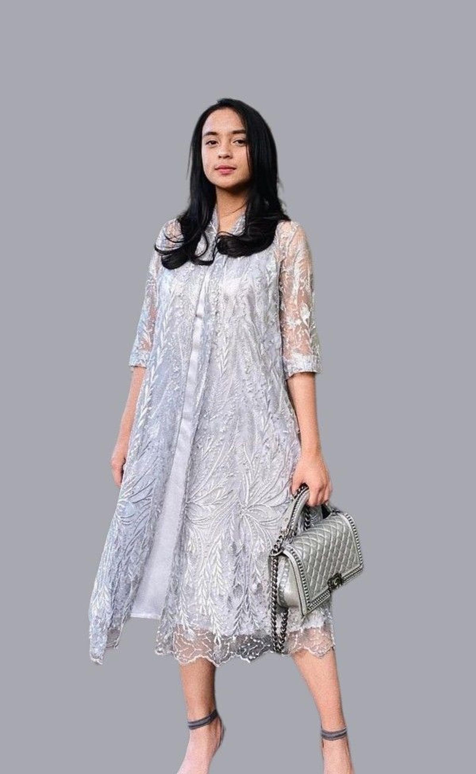 20 Model Dress Brokat Terbaru 2023, Anggun dan Menawan!